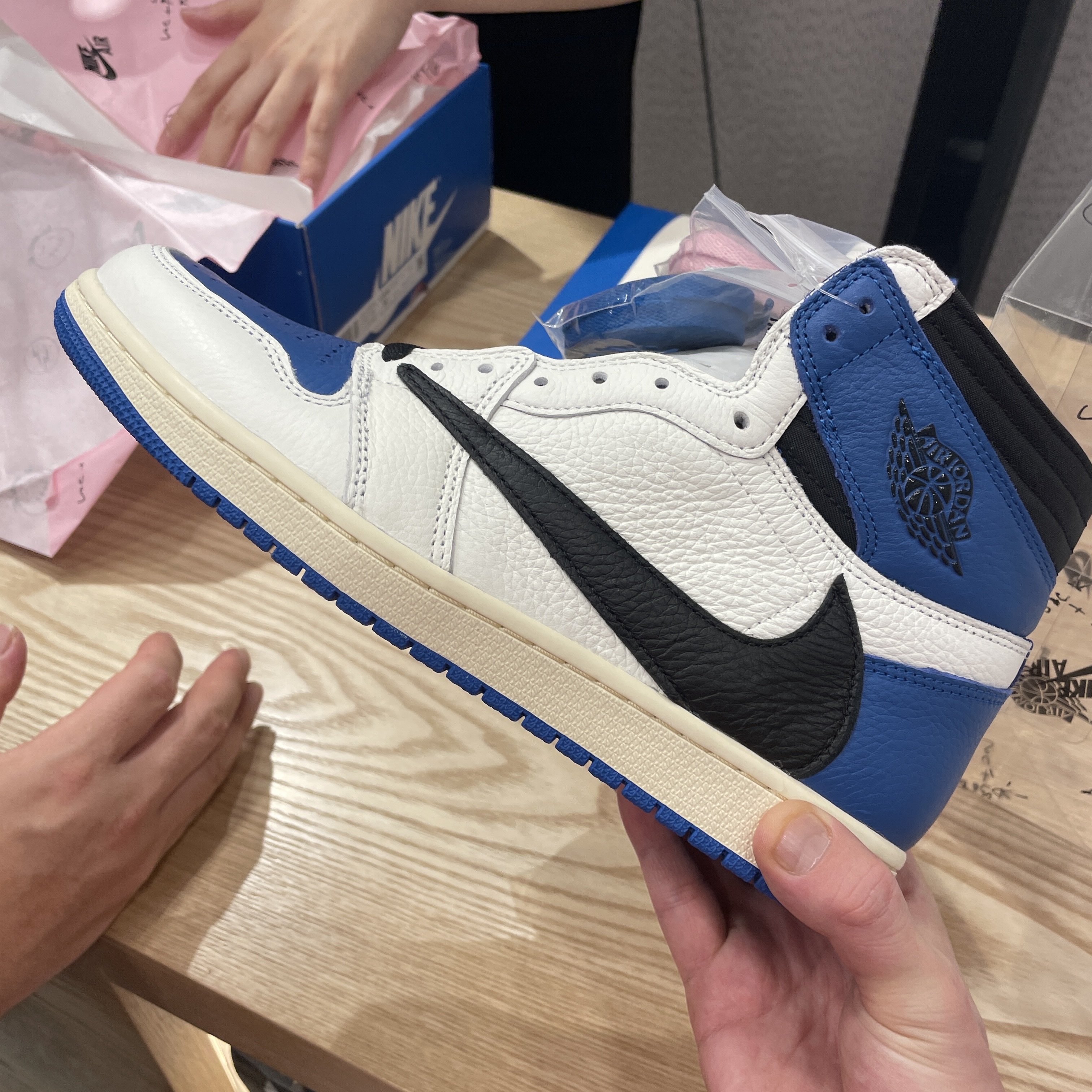 Jordan 1 x Travis Scott x Fragment Retro High OG SP Military Blue 착용 스타일 - 1