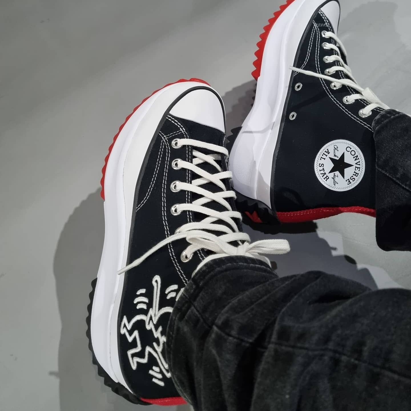 Converse x Keith Haring Run Star Hike Hi Black Red 착용 스타일