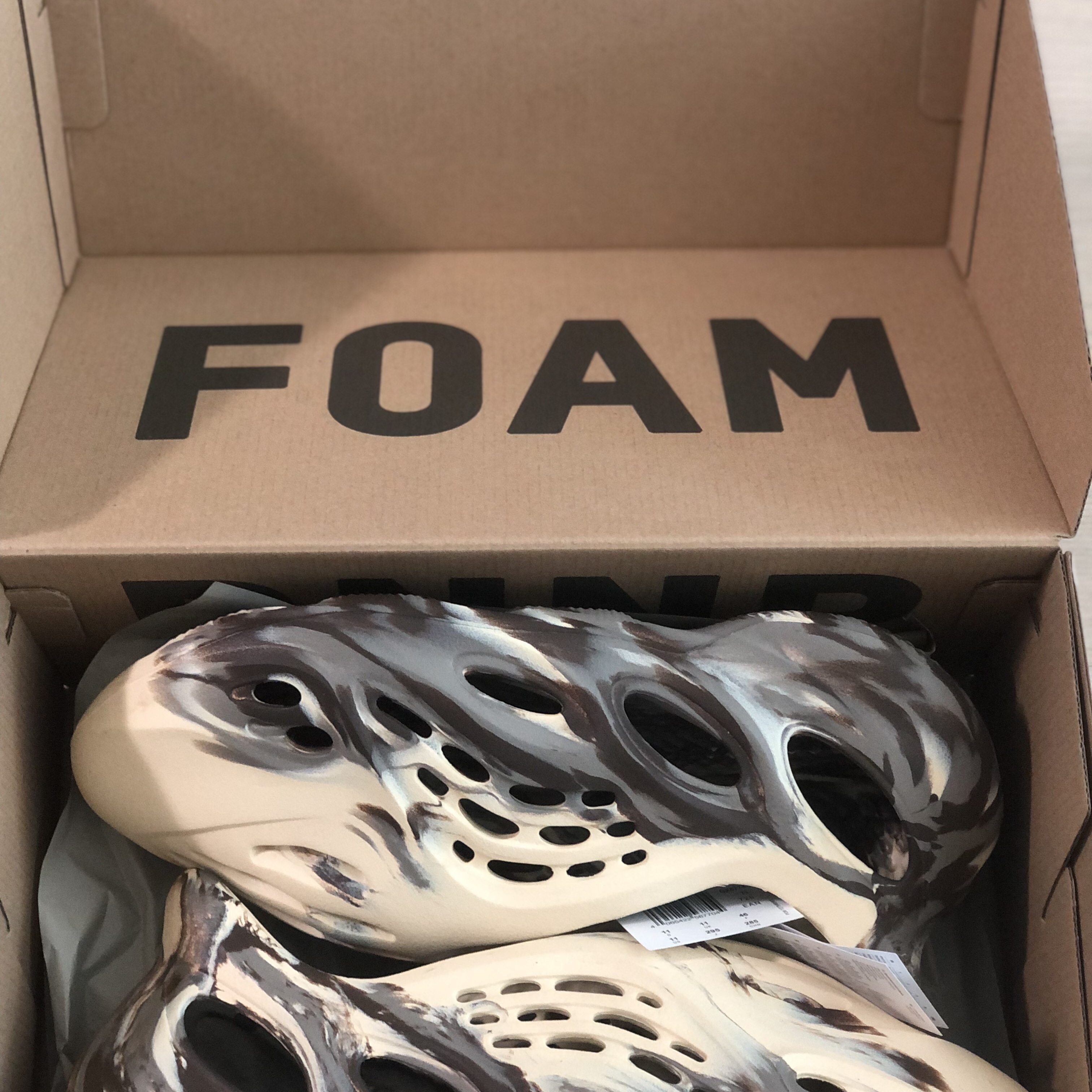 Adidas Yeezy Foam RNNR MX Cream Clay 착용 스타일