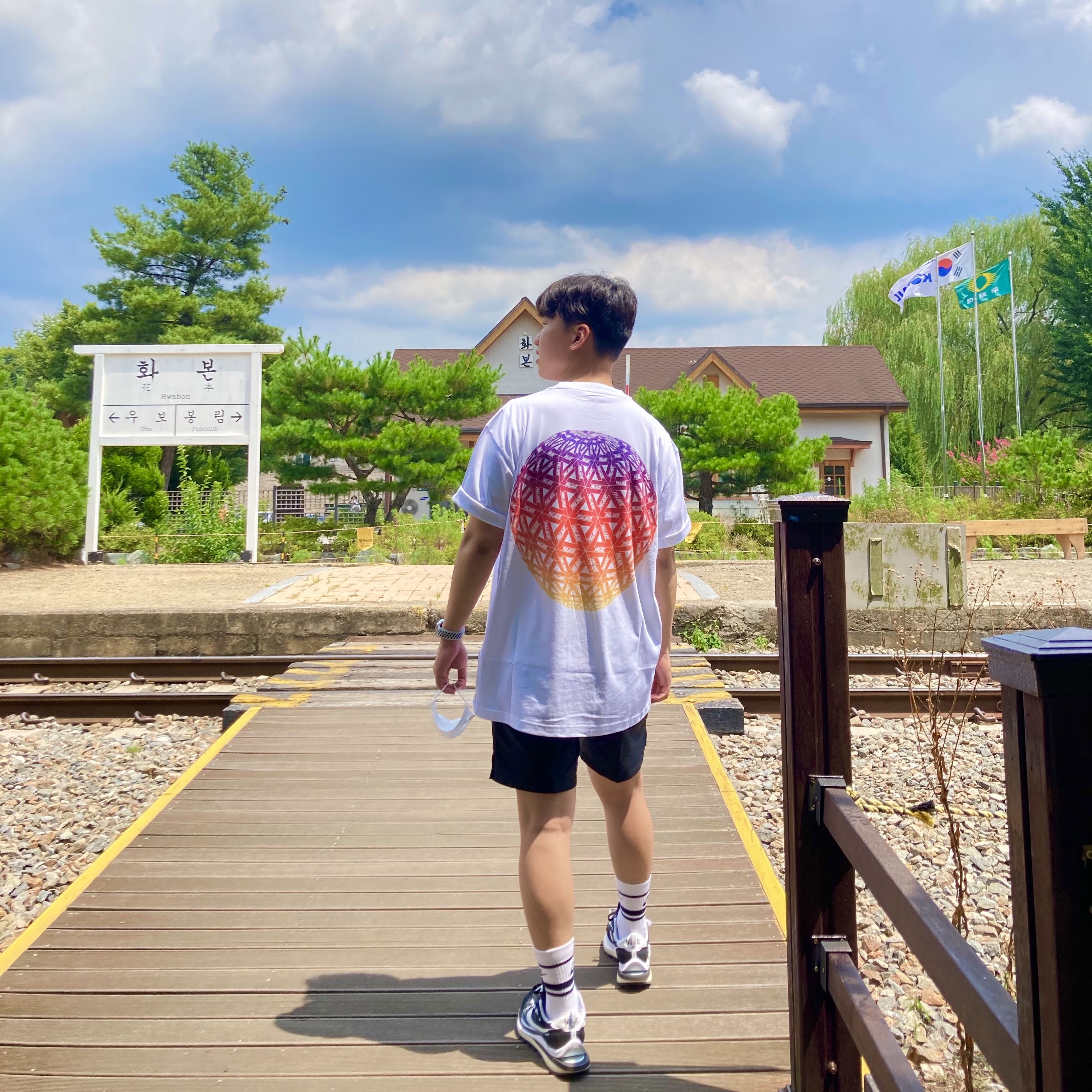 Palace Globular T-Shirt White - 19SS, Nike x Sacai VaporWaffle Black White 착용 스타일