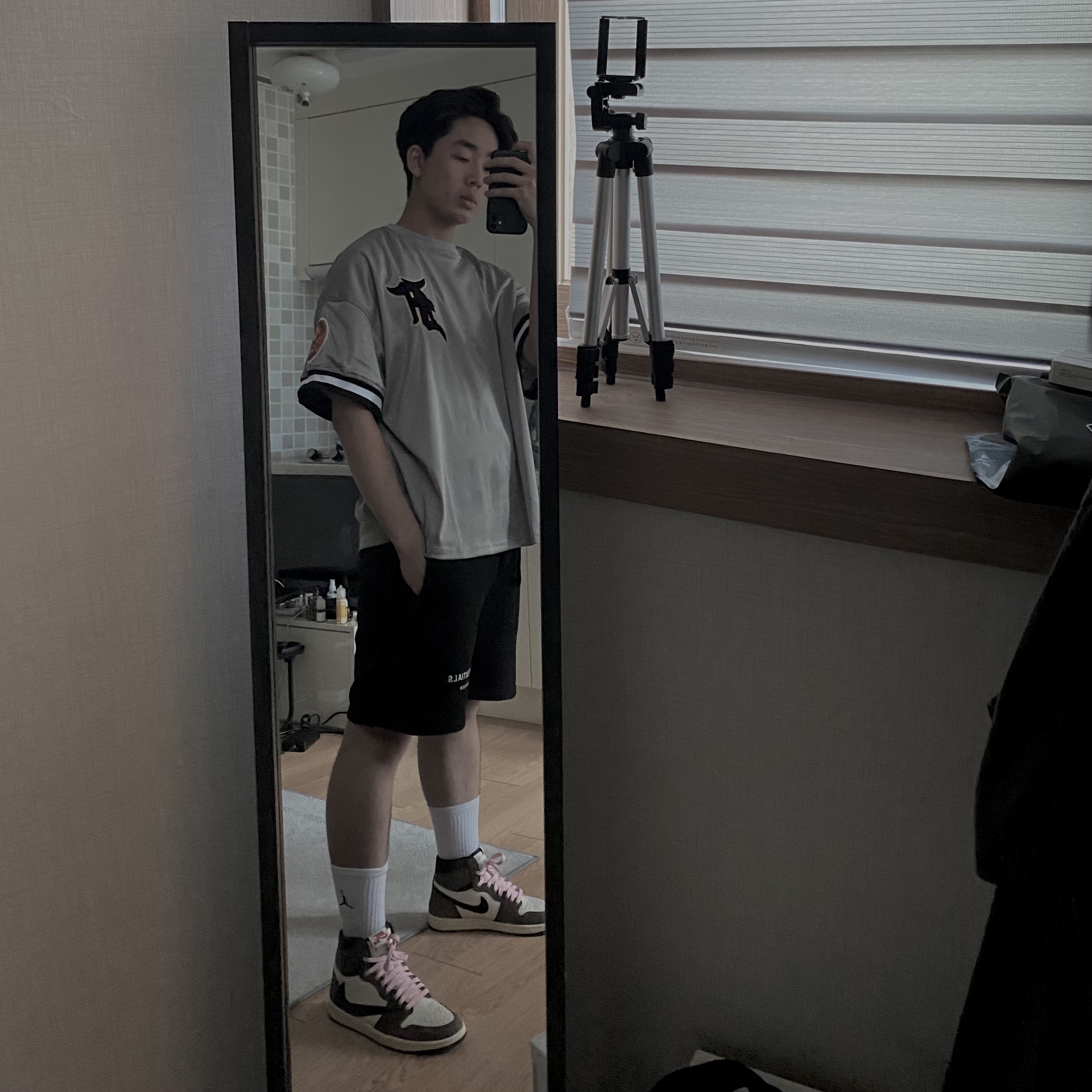 Jordan 1 x Travis Scott Retro High OG SP Mocha, Essentials Sweatshorts Black - 21SS 착용 스타일 - 1