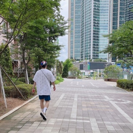 Nike x Sacai VaporWaffle Sesame and Blue Void, Nike NRG Swoosh Logo T-Shirt White 착용 스타일