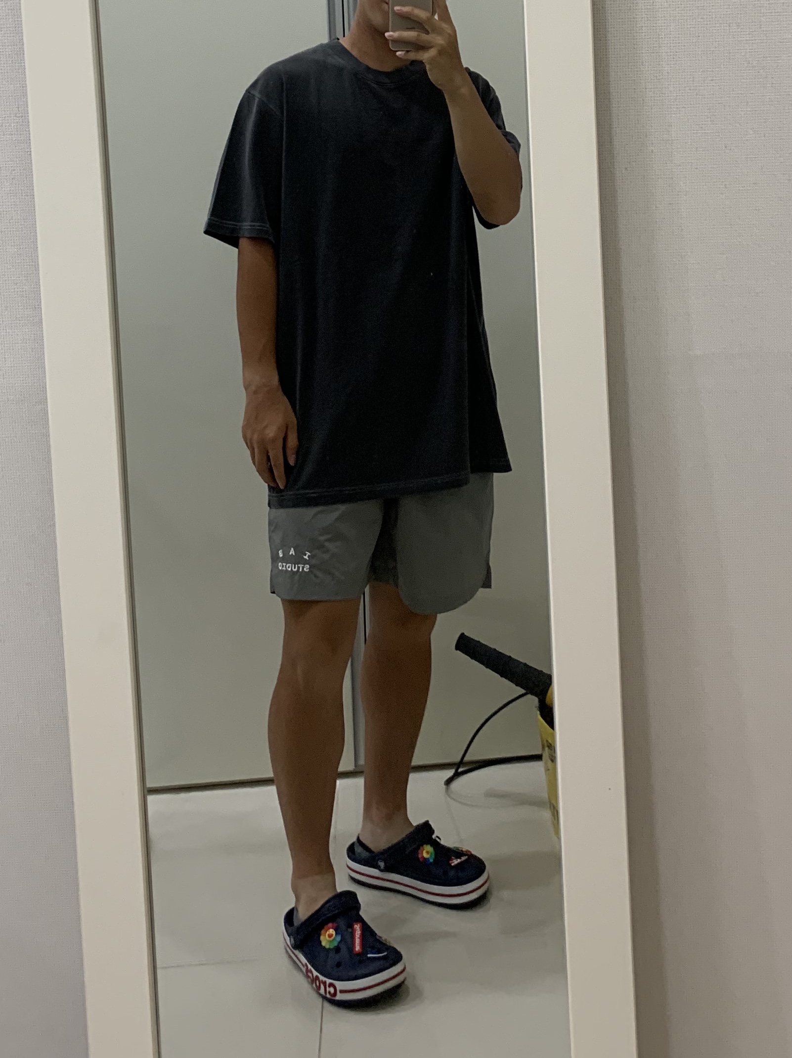 IAB Studio Pigment T-Shirt Black, IAB Studio Woven Shorts Gray 착용 스타일