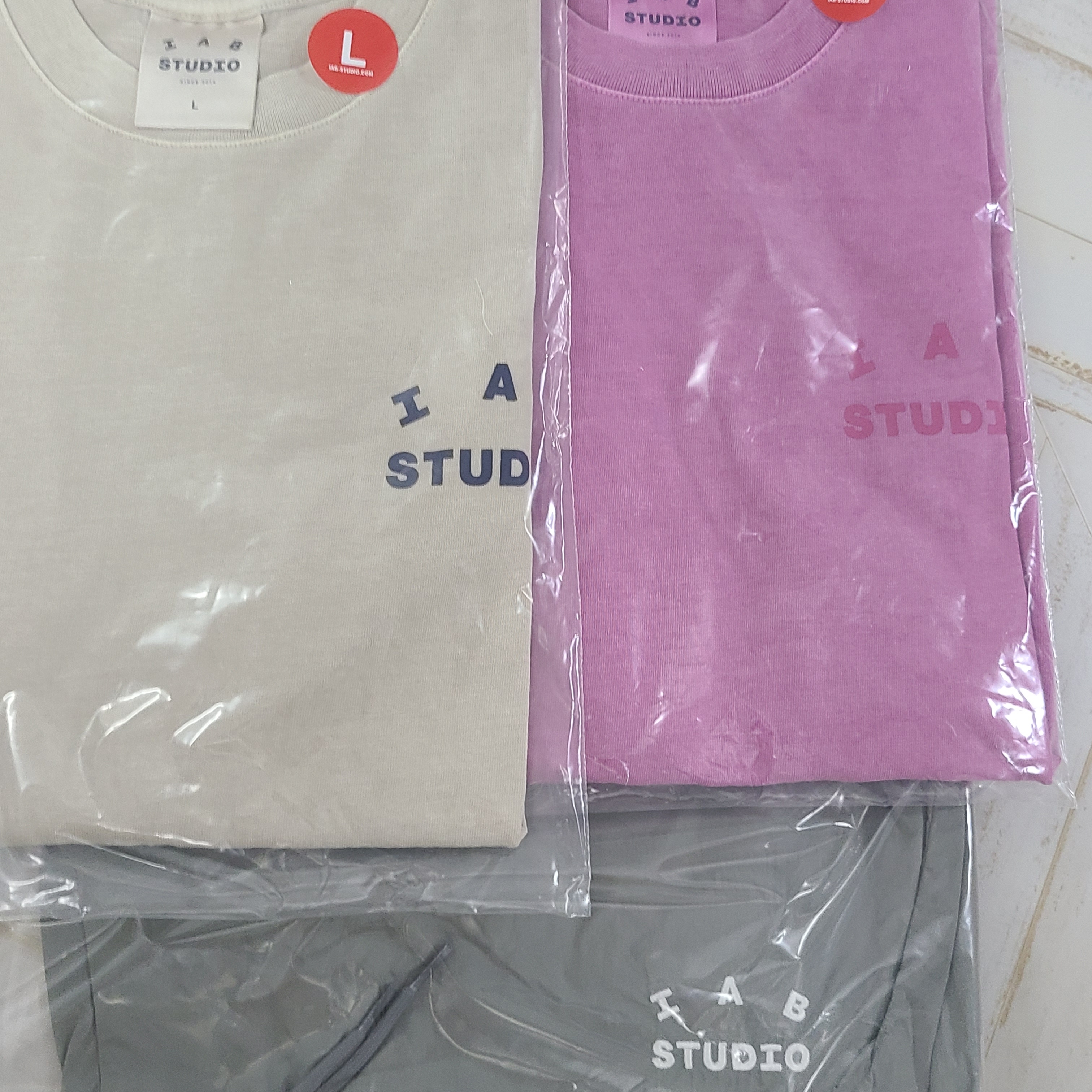 IAB Studio Woven Shorts Gray, IAB Studio Pigment T-Shirt Magenta 착용 스타일