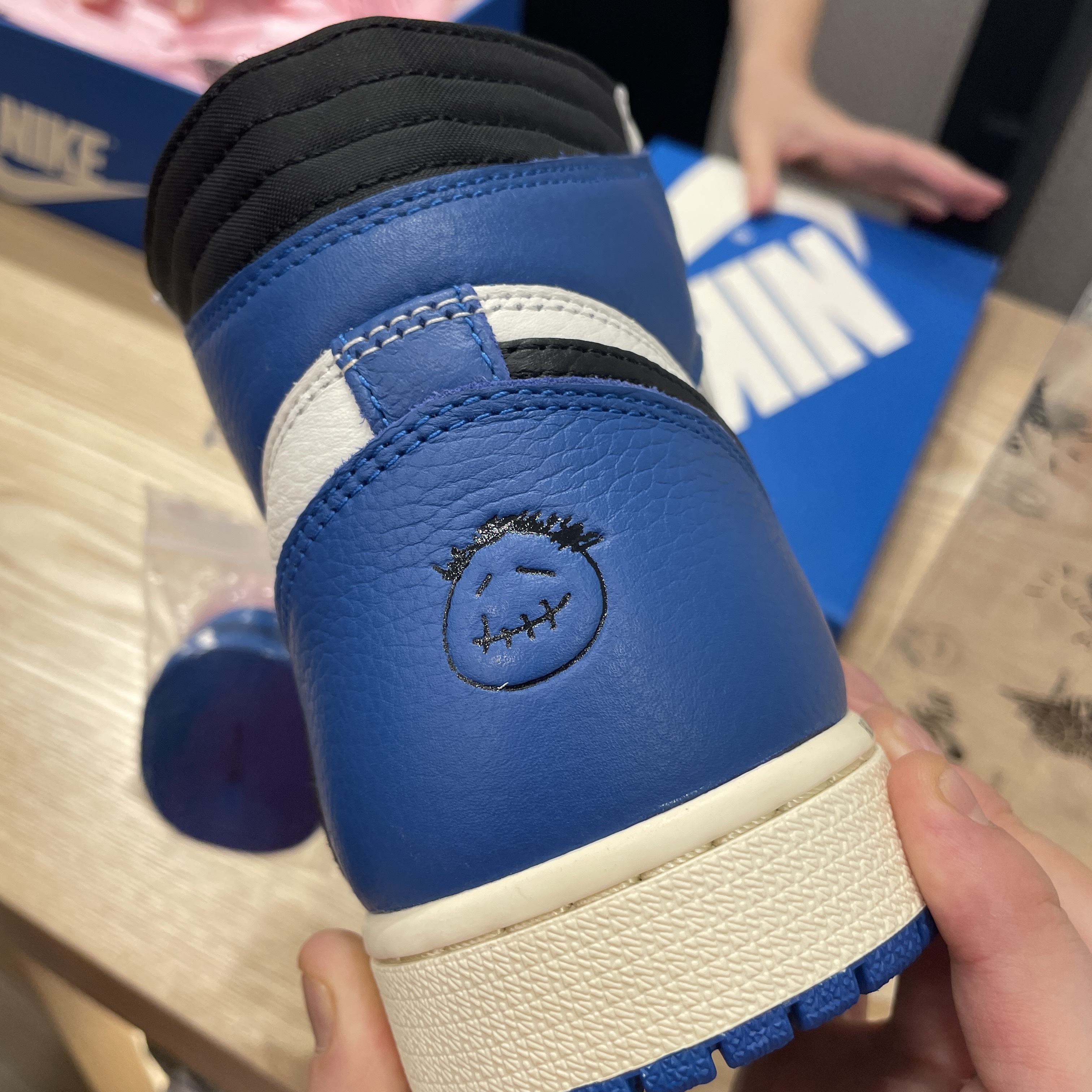 Jordan 1 x Travis Scott x Fragment Retro High OG SP Military Blue 착용 스타일 - 2