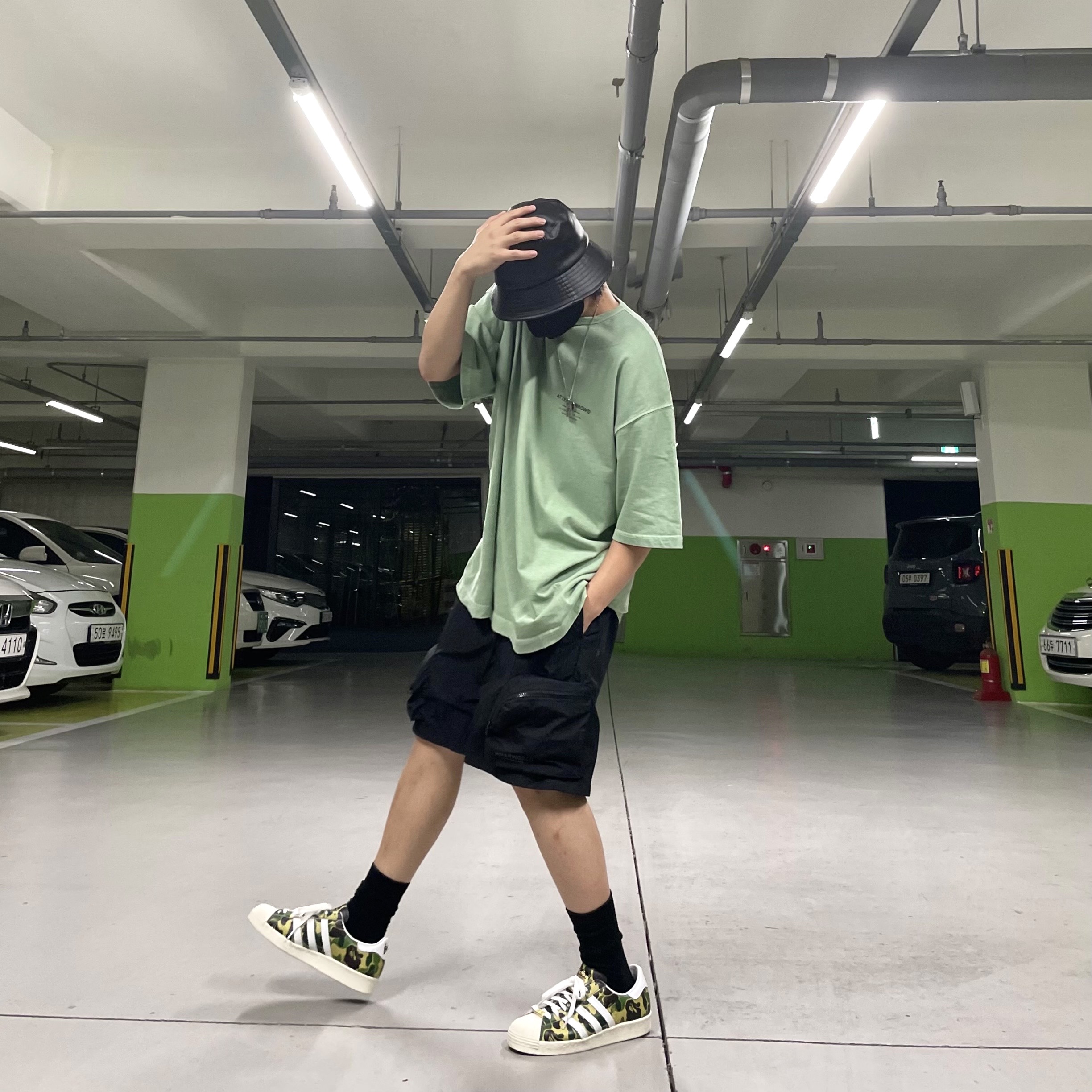 Adidas x BAPE Superstar 80s Green Camo 착용 스타일 - 3