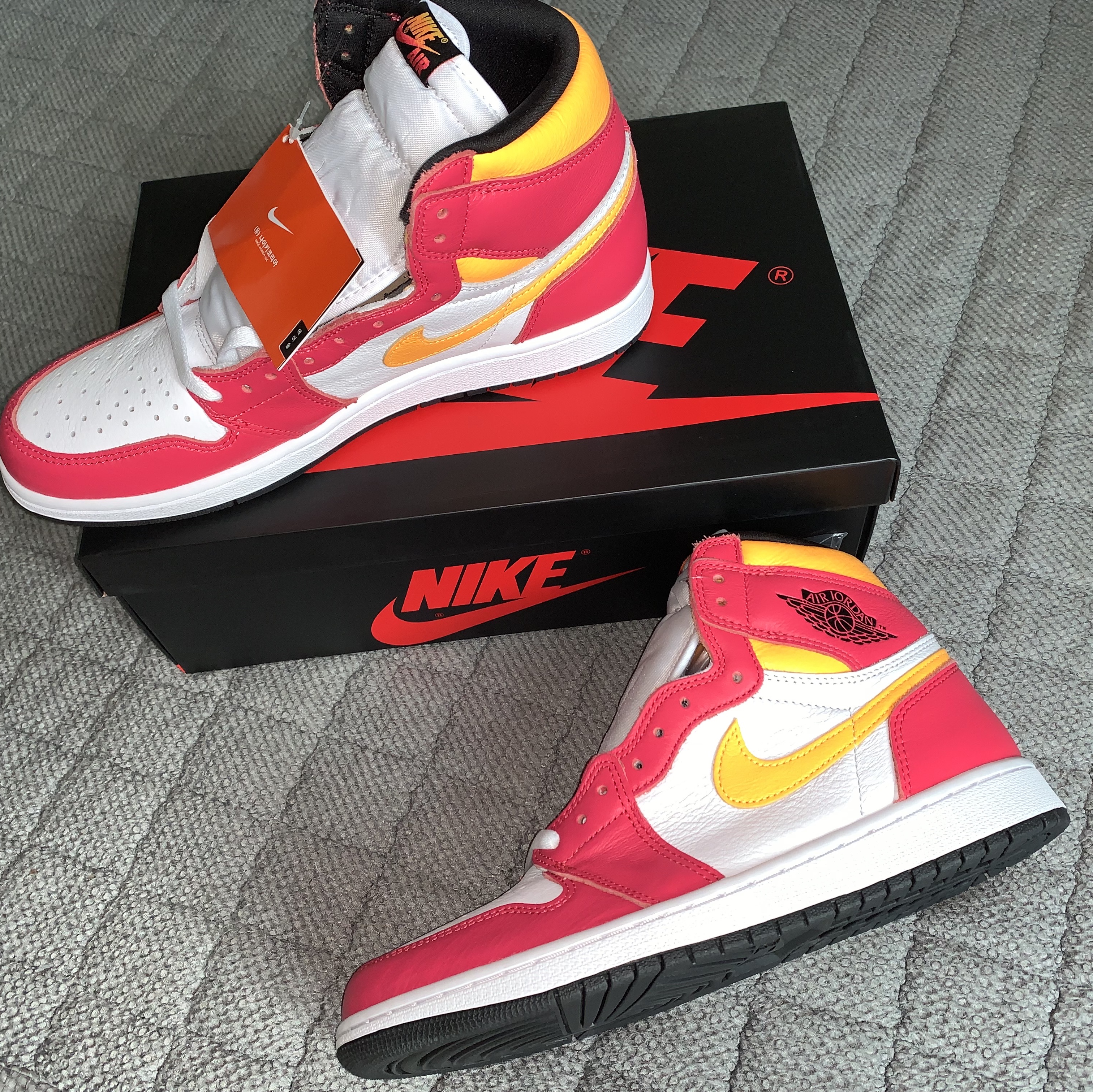Jordan 1 Retro High OG Light Fusion Red 착용 스타일