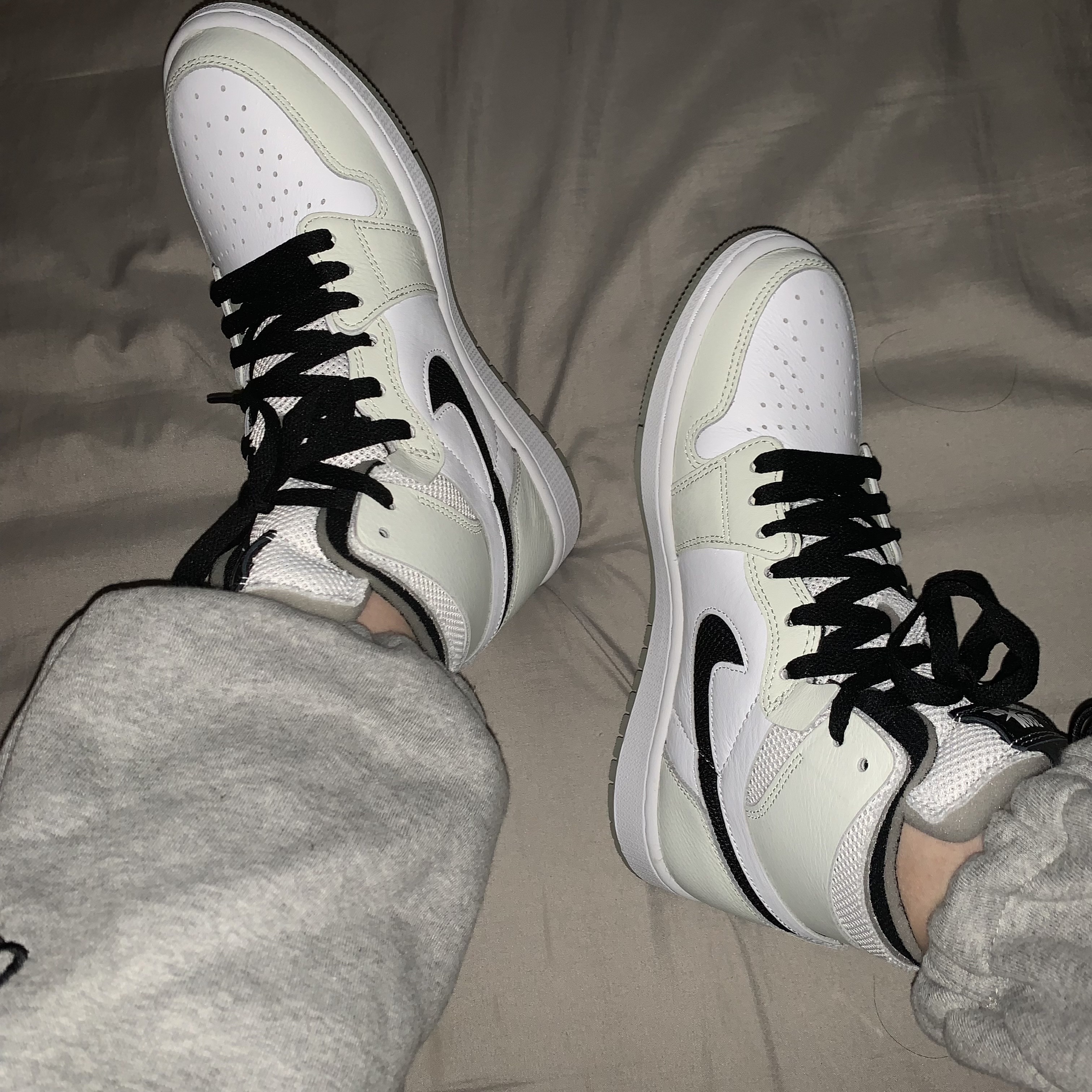 (W) Jordan 1 Zoom Air CMFT Light Bone 착용 스타일 - 1