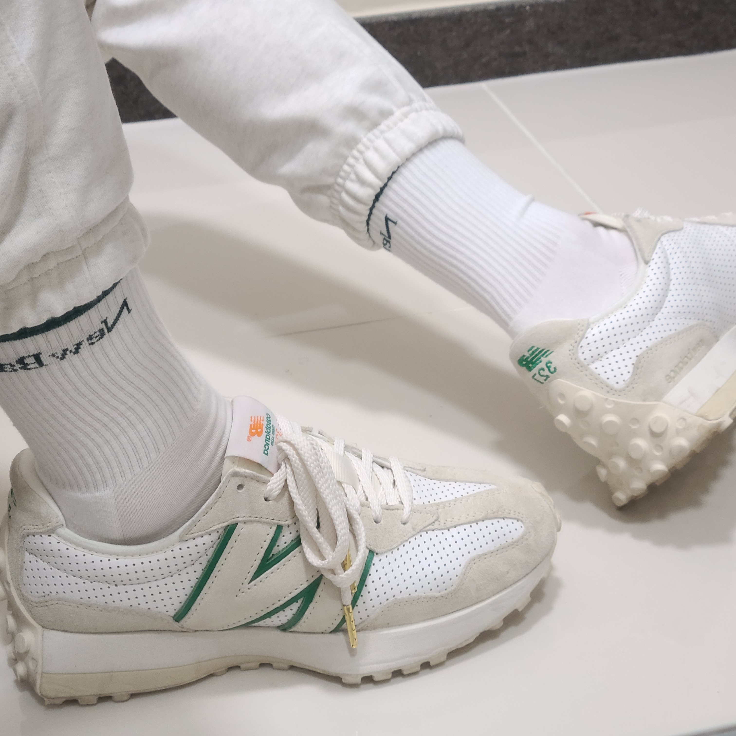 New Balance x Casablanca 327 Idealist Off White Green 착용 스타일 - 4
