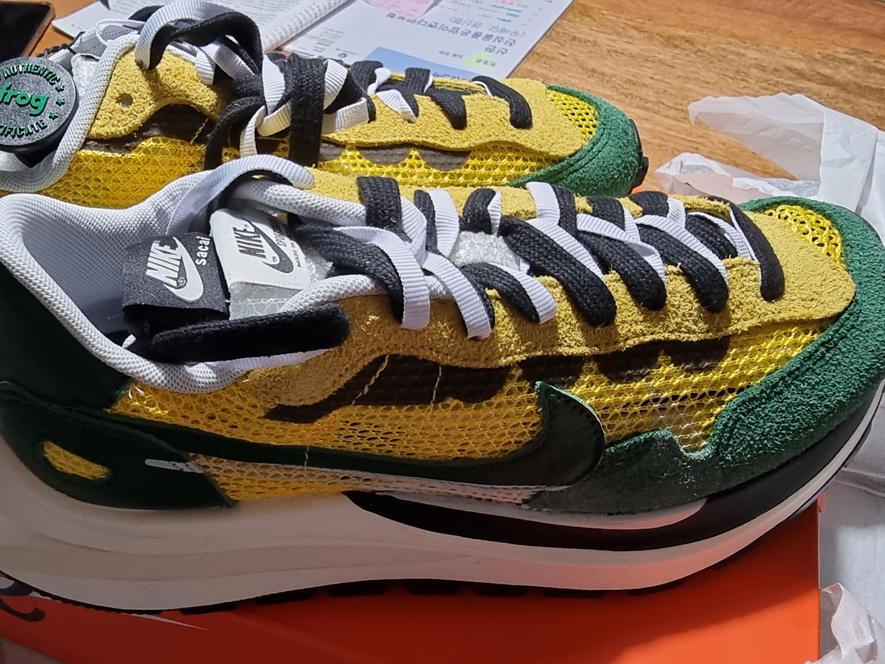 Nike x Sacai VaporWaffle Tour Yellow & Gorge Green Sail 착용 스타일