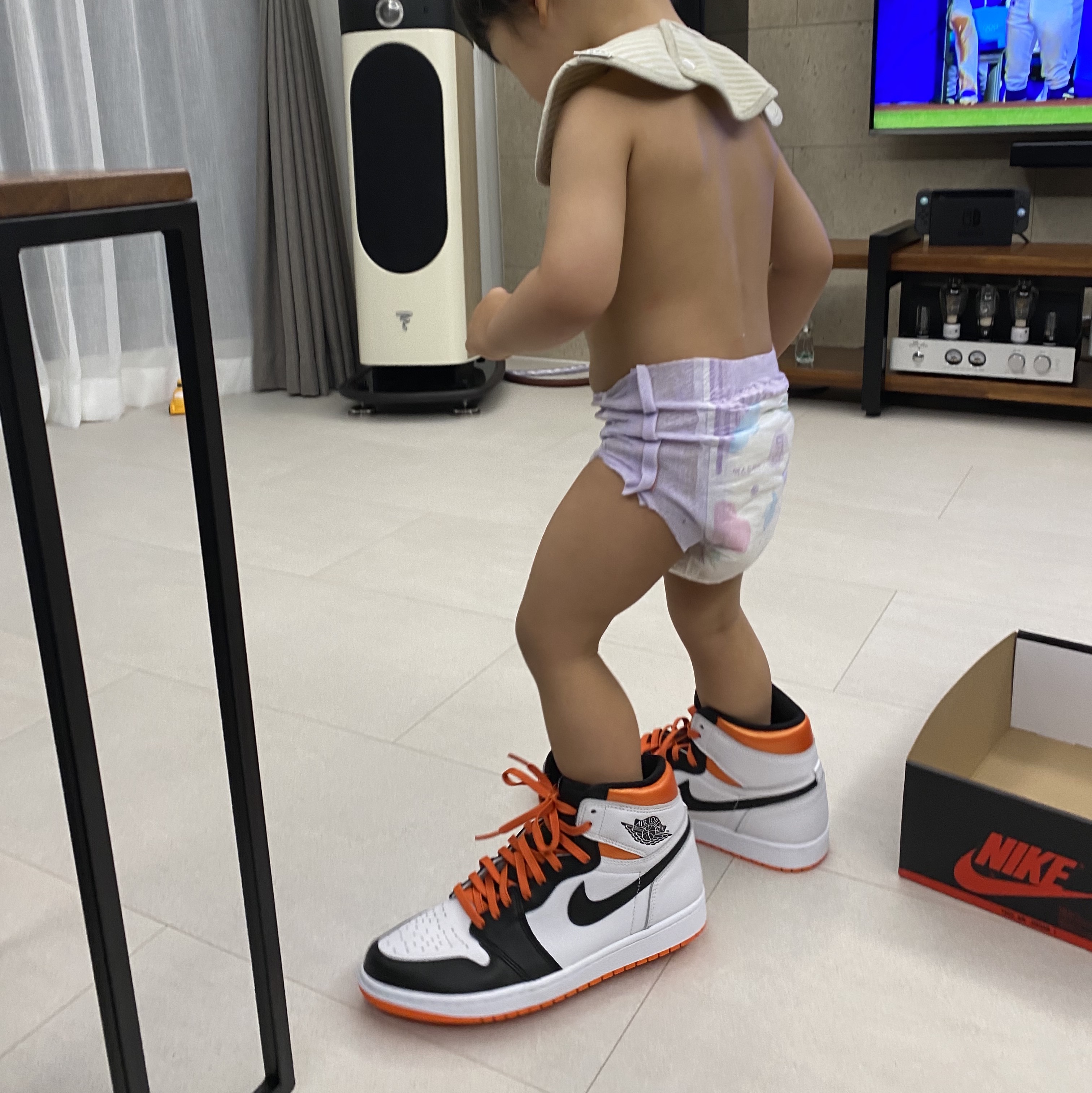 Jordan 1 Retro High OG Electro Orange 착용 스타일