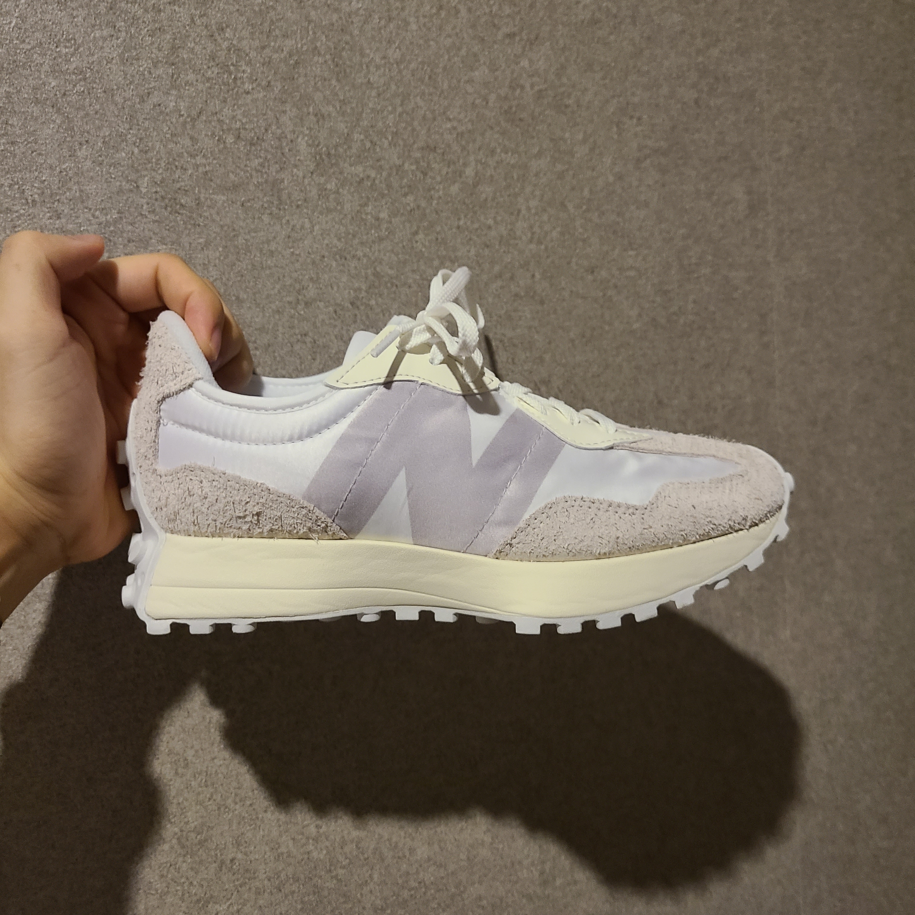 (W) New Balance 327 White Moonbeam, New Balance 327 Blue 착용 스타일 - 1