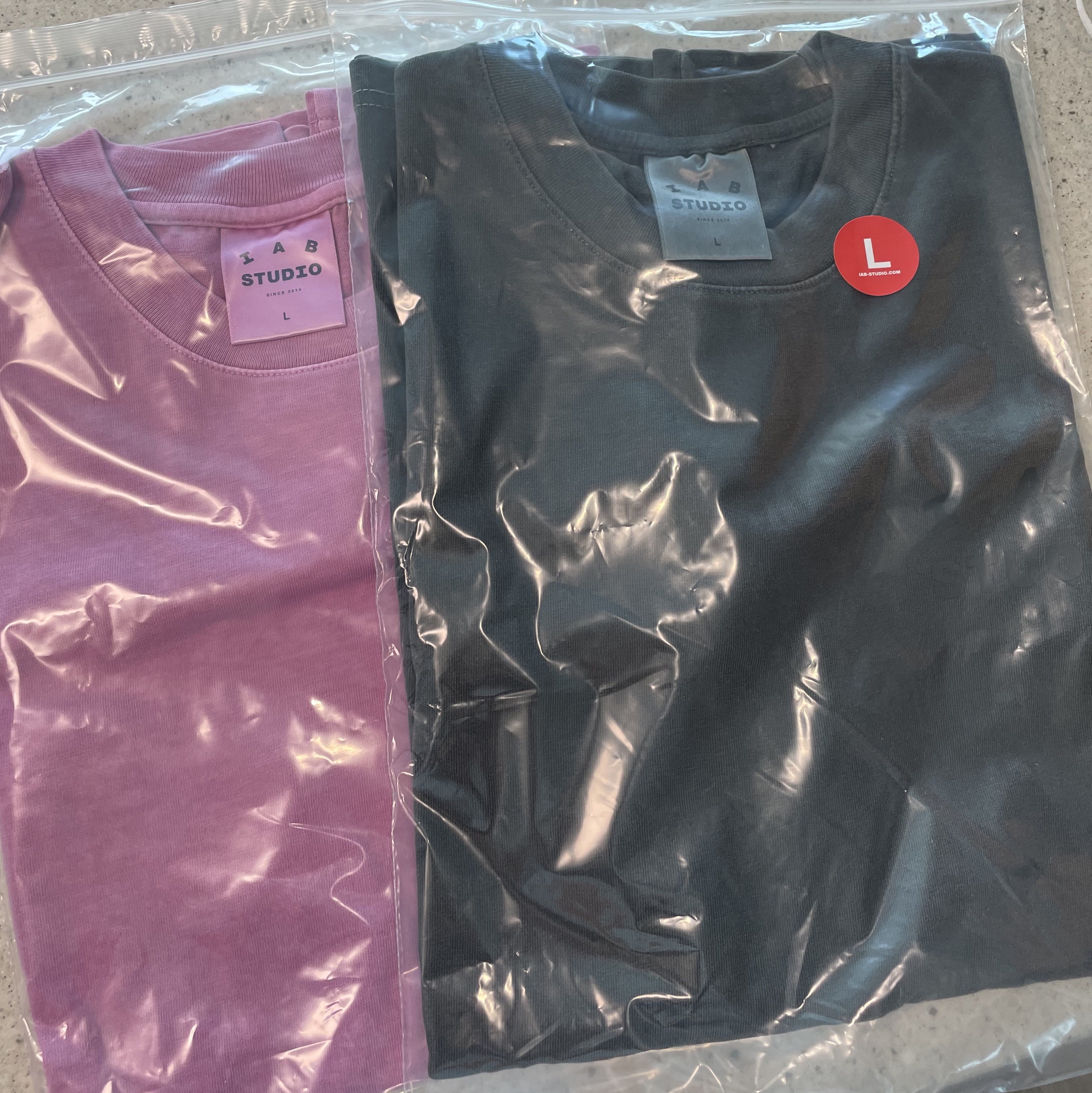 IAB Studio Pigment T-Shirt Magenta, IAB Studio Pigment T-Shirt Black 착용 스타일