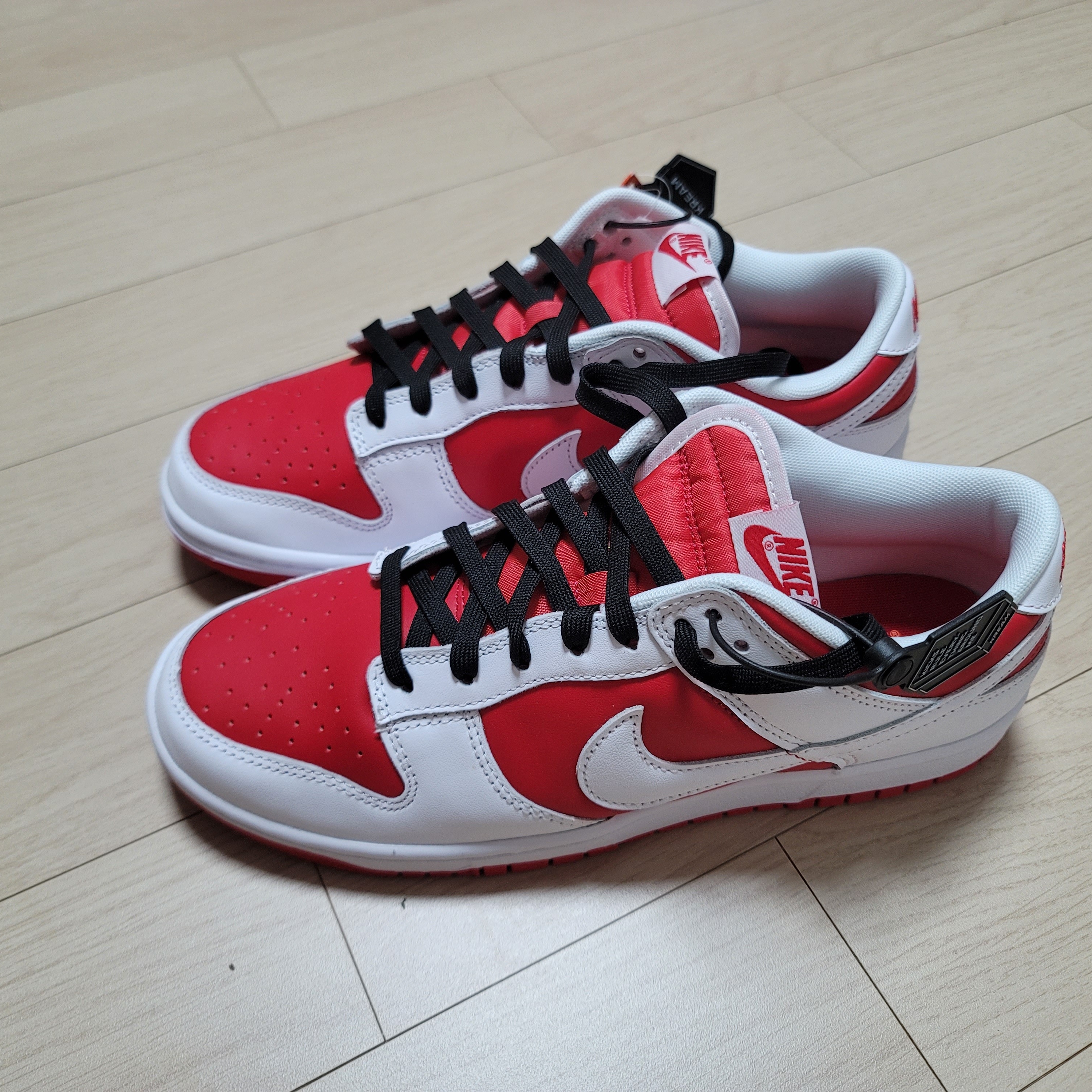 Nike Dunk Low Retro Championship Red 착용 스타일 - 2