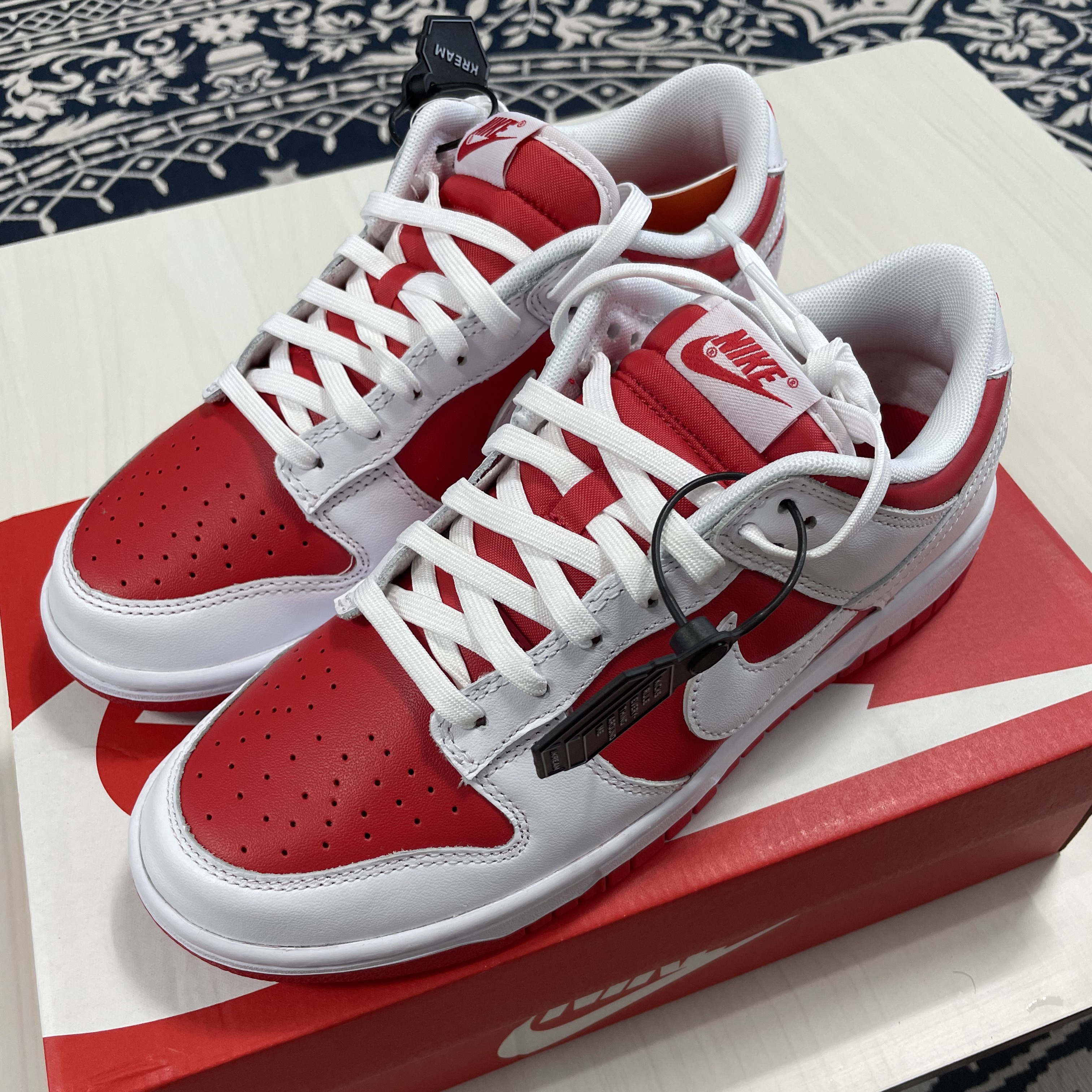 Nike Dunk Low Retro Championship Red 착용 스타일