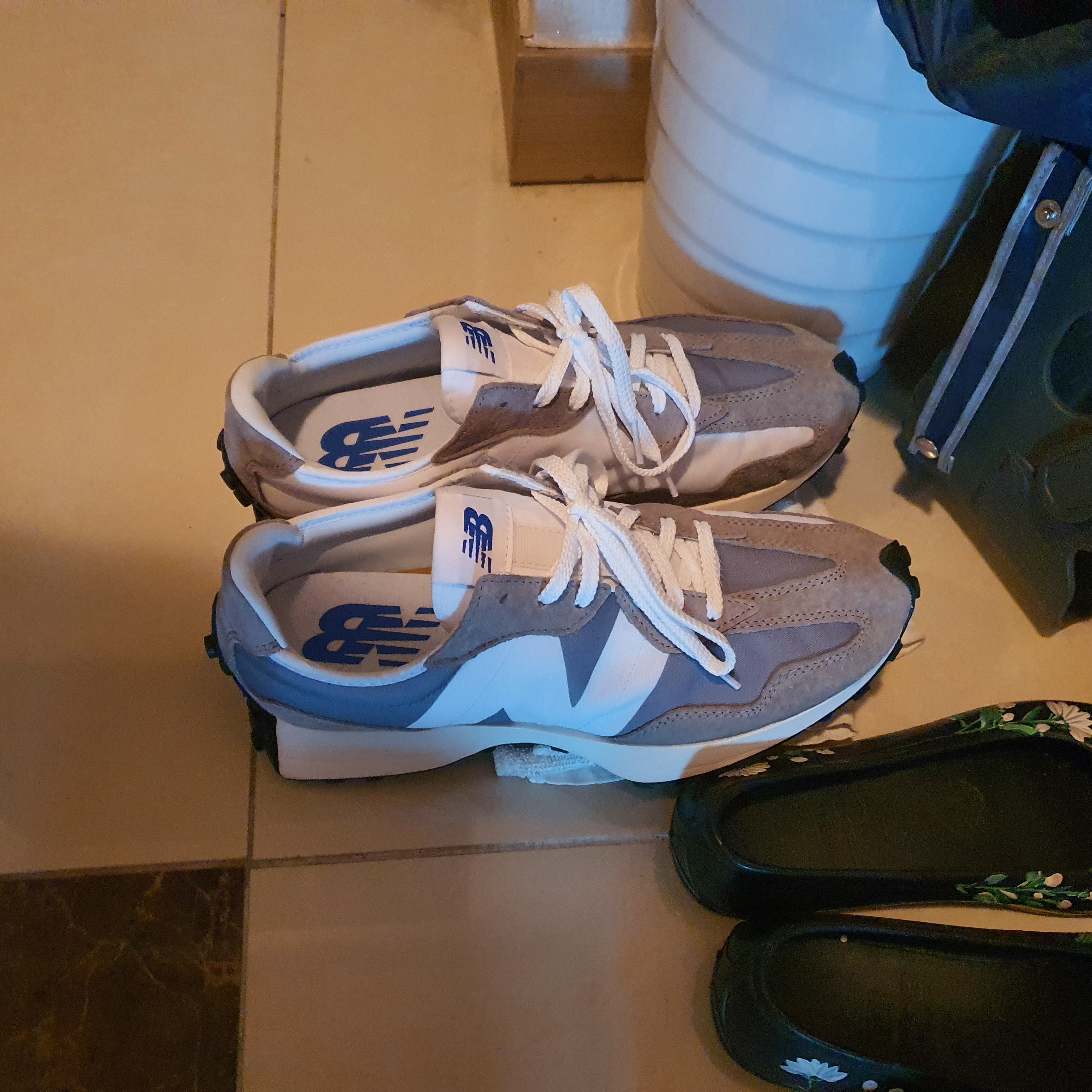 New Balance 327 Grey 착용 스타일