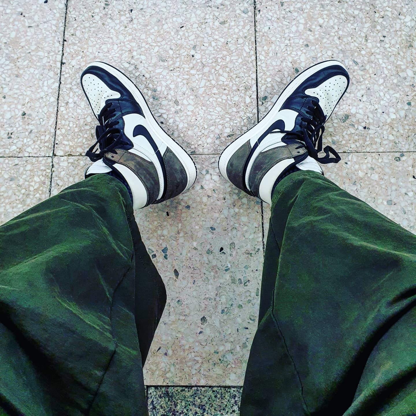 Jordan 1 Retro High OG Black Mocha 착용 스타일 - 1