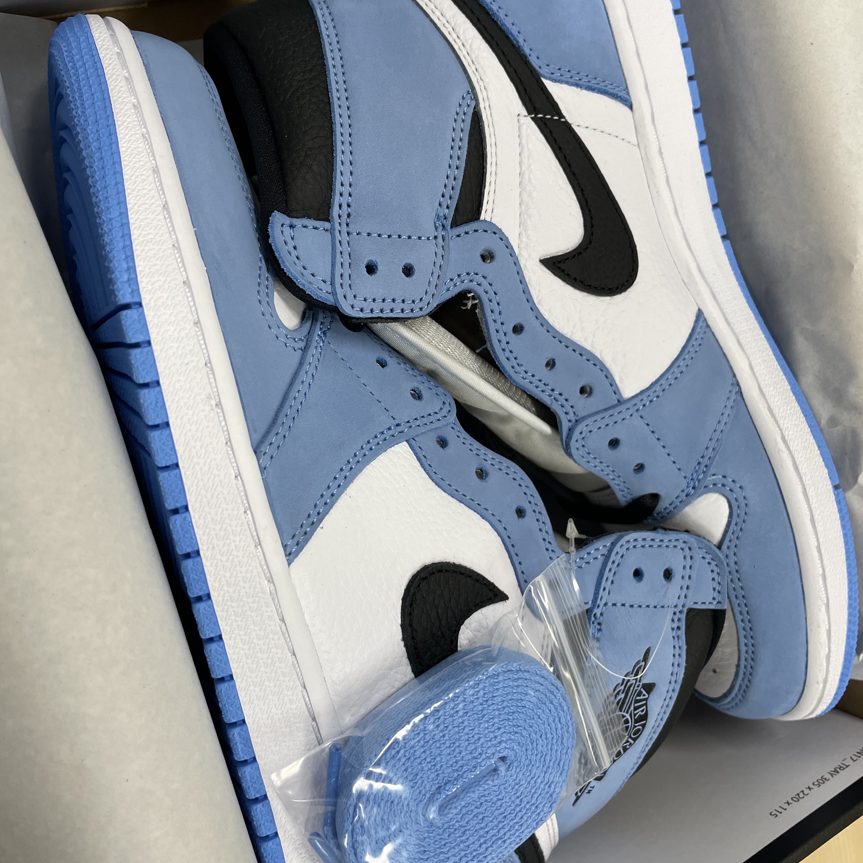 Jordan 1 Retro High OG University Blue 착용 스타일 - 1