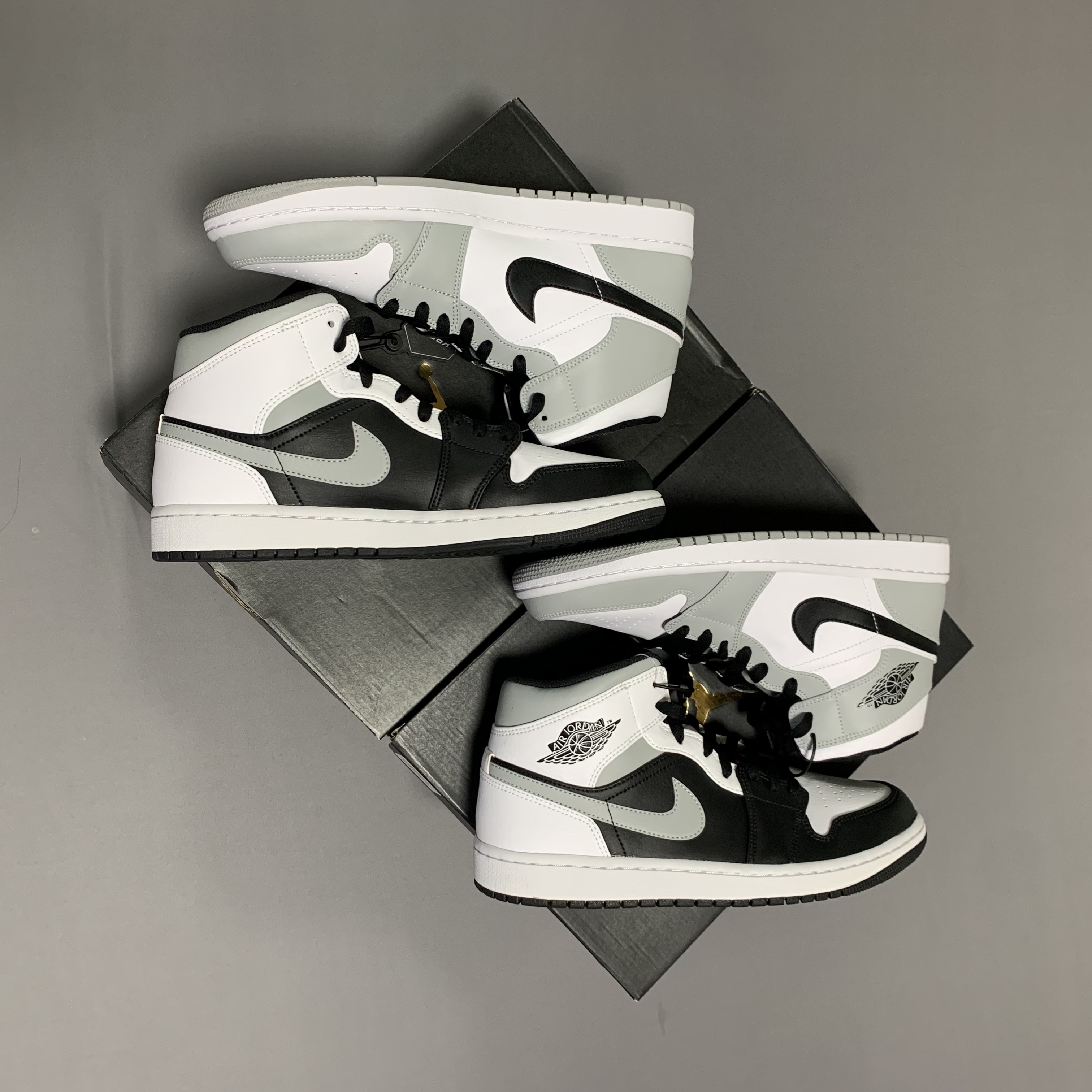 Jordan 1 Mid Light Smoke Grey 착용 스타일 - 2
