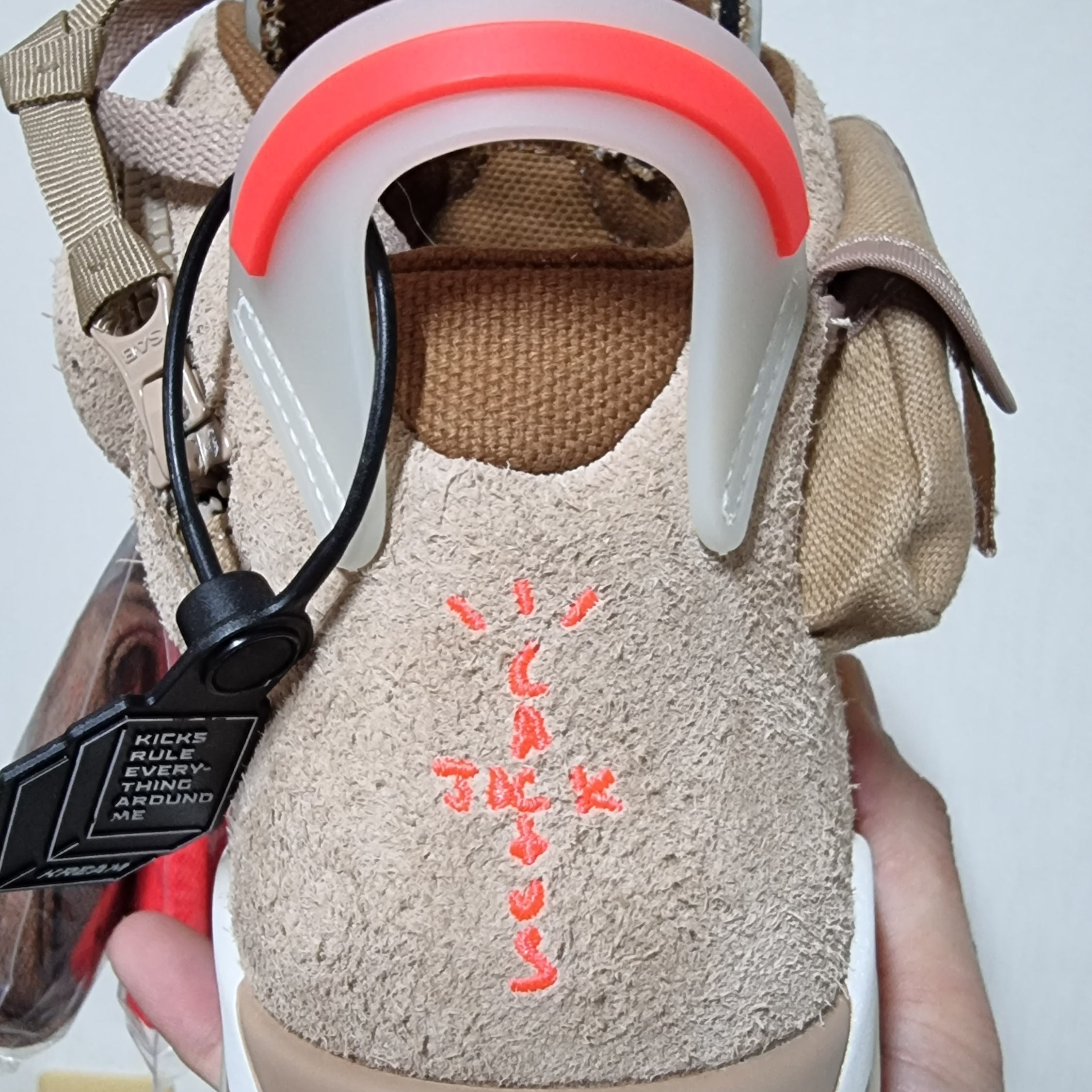Jordan 6 x Travis Scott Retro SP British Khaki 착용 스타일 - 4