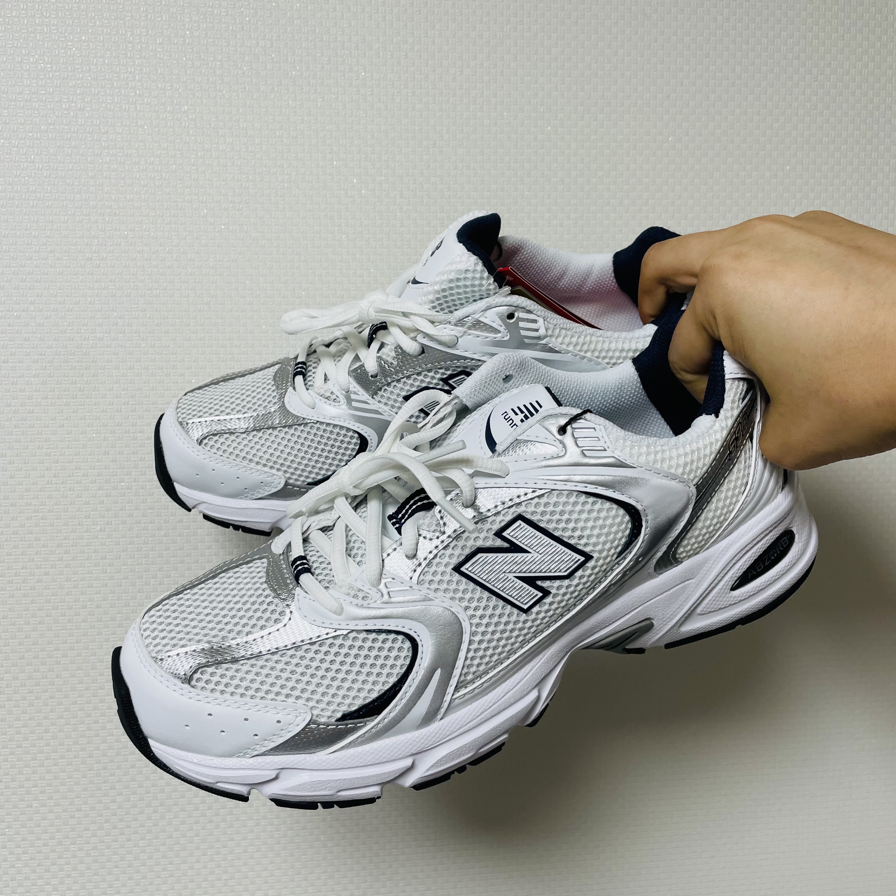New Balance 530 White 착용 스타일