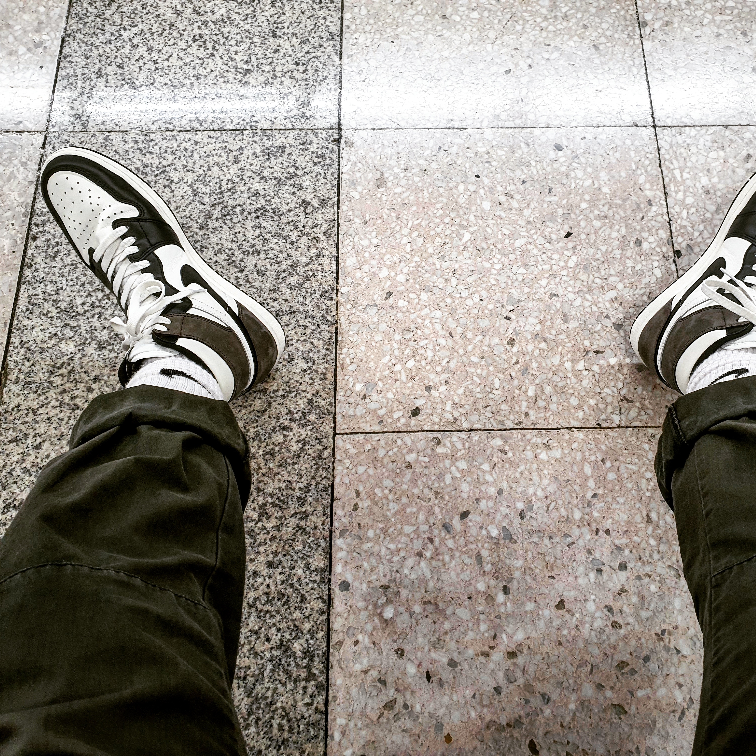 Jordan 1 Retro High OG Black Mocha 착용 스타일 - 3