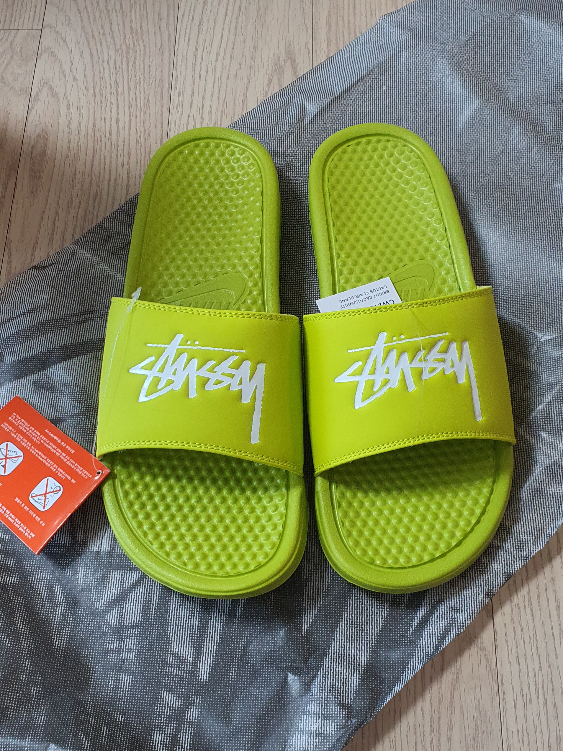 Nike x Stussy Benassi Slide Volt 착용 스타일