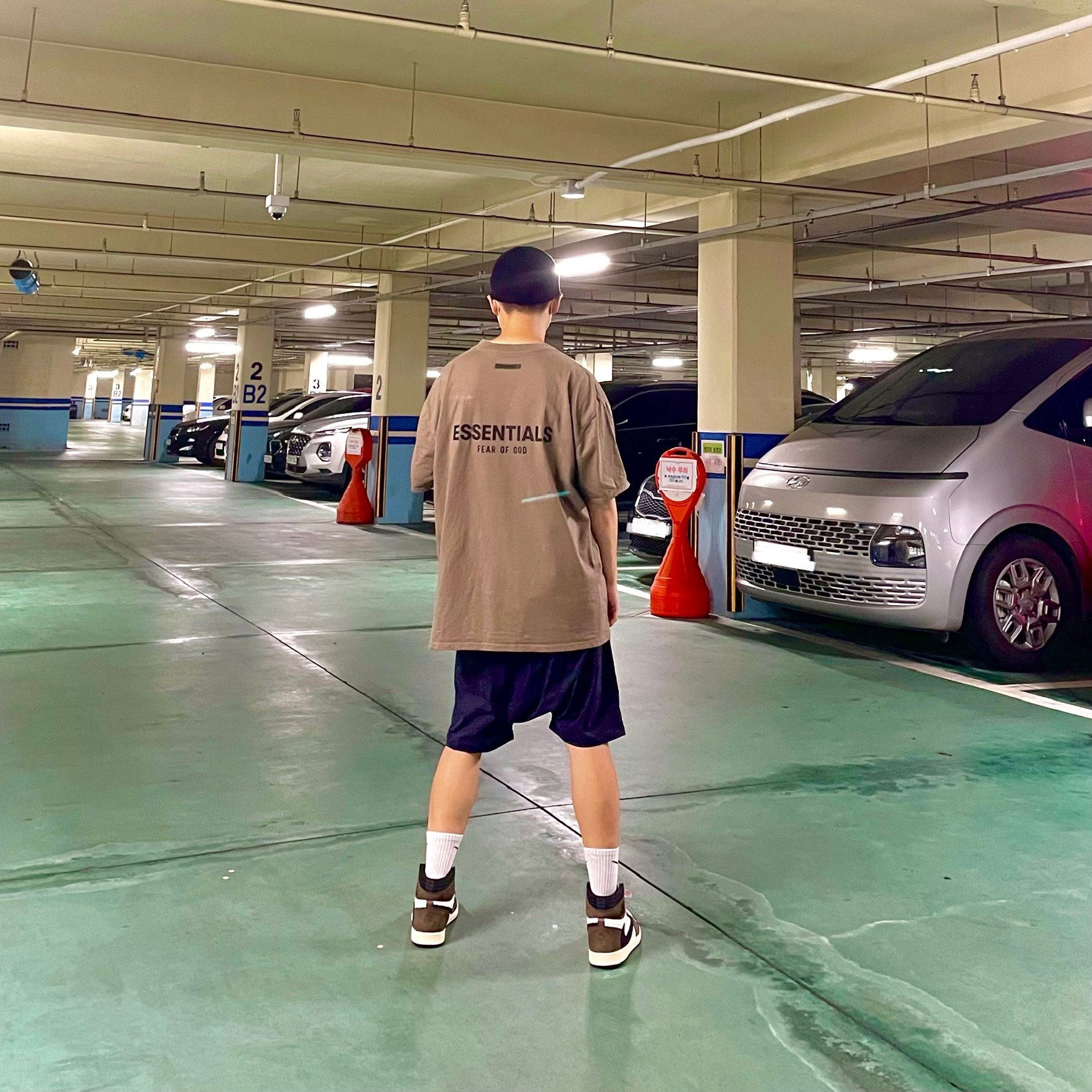 Essentials T-Shirt Taupe - 21SS, Jordan 1 x Travis Scott Retro High OG SP Mocha 착용 스타일 - 2
