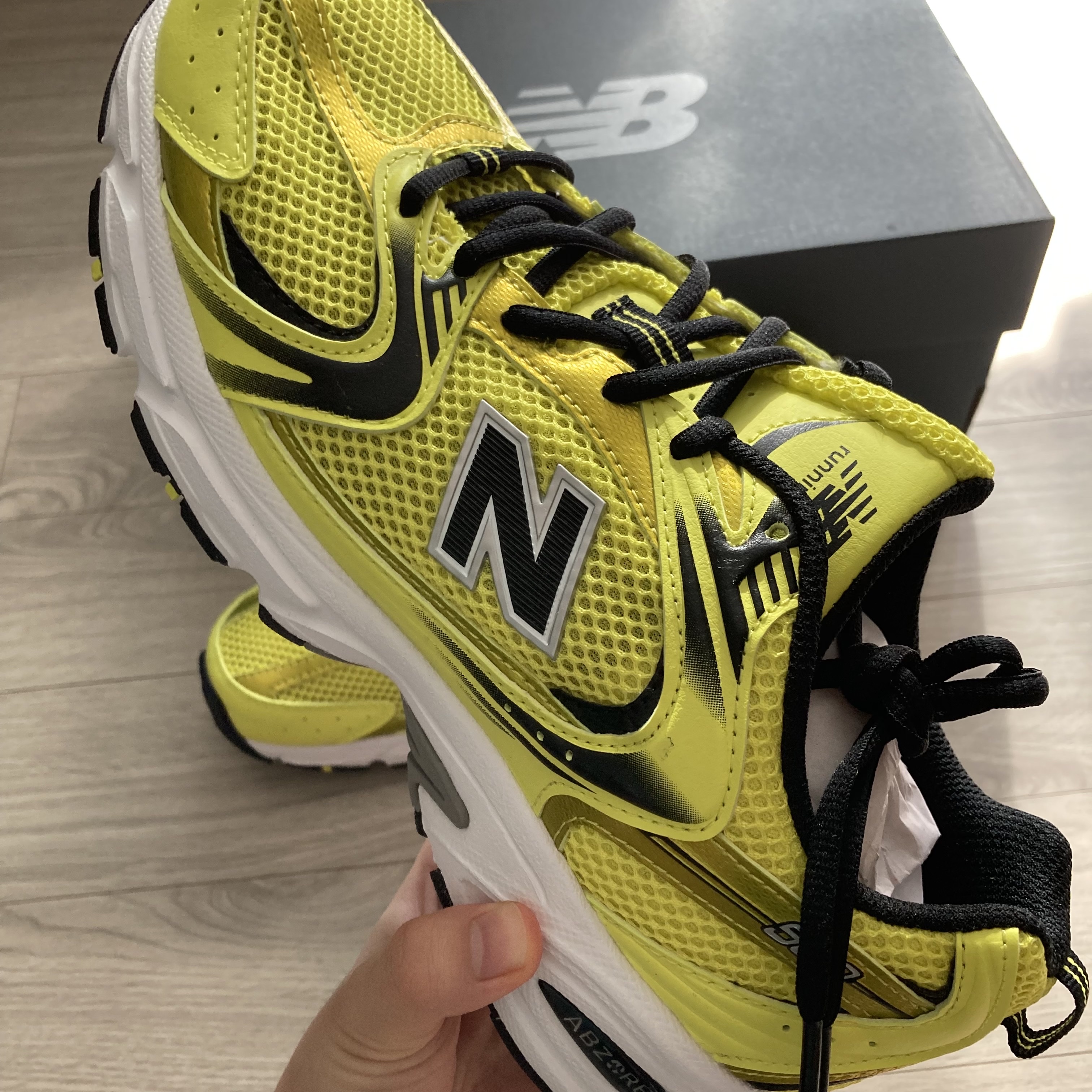 New Balance 530 Yellow 착용 스타일 - 2