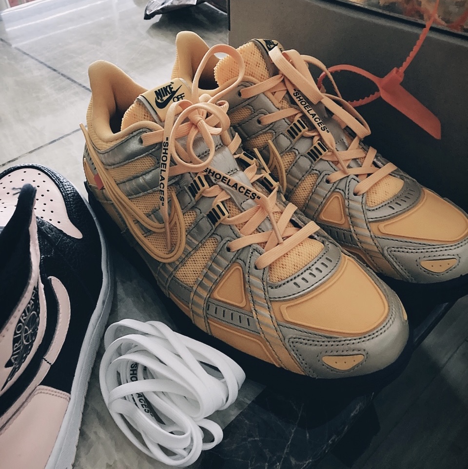 Jordan 1 Retro High OG Crimson Tint, Nike x Off-White Air Rubber Dunk University Gold 착용 스타일