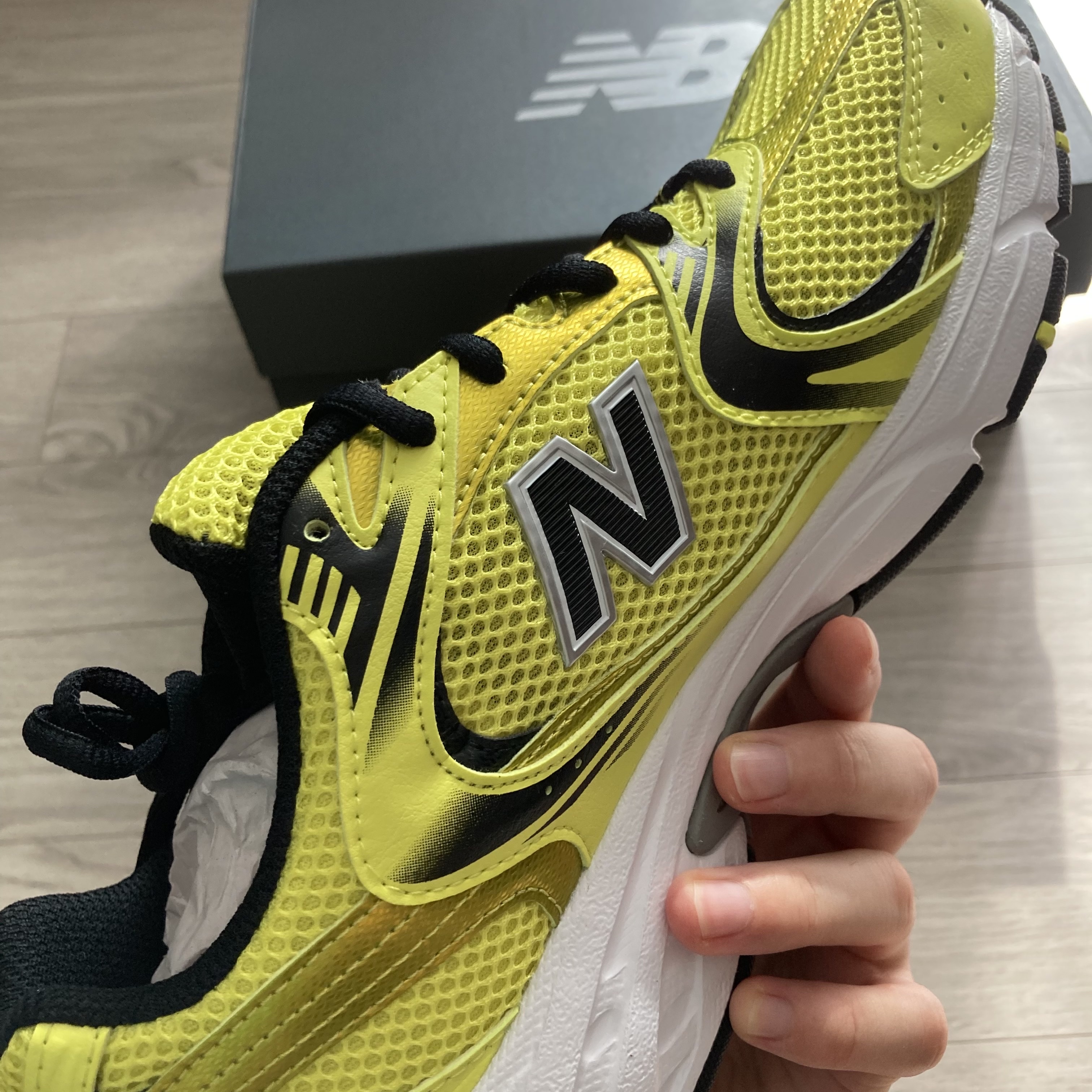 New Balance 530 Yellow 착용 스타일 - 3