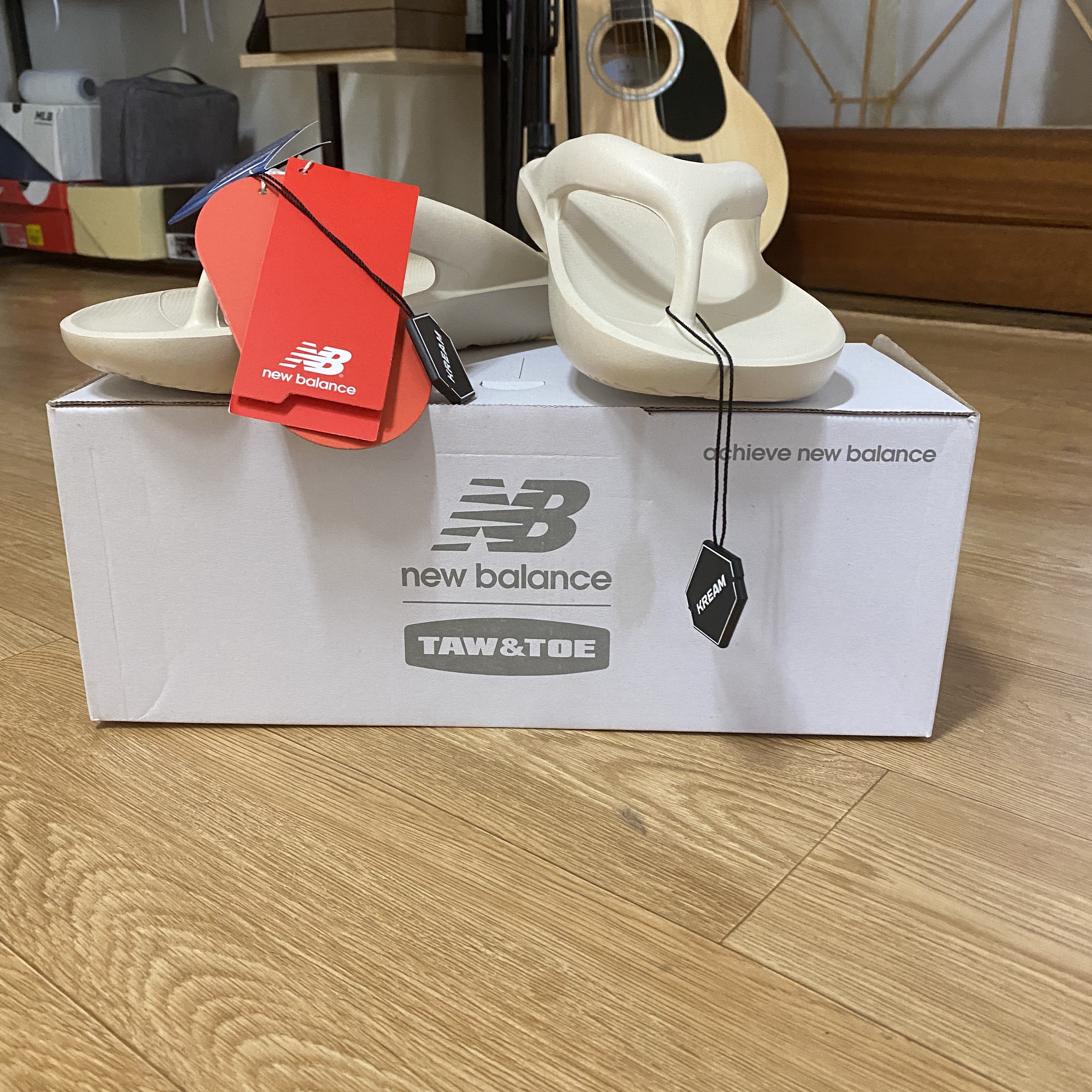 New Balance x Taw&Toe Flip Flop Ivory 착용 스타일