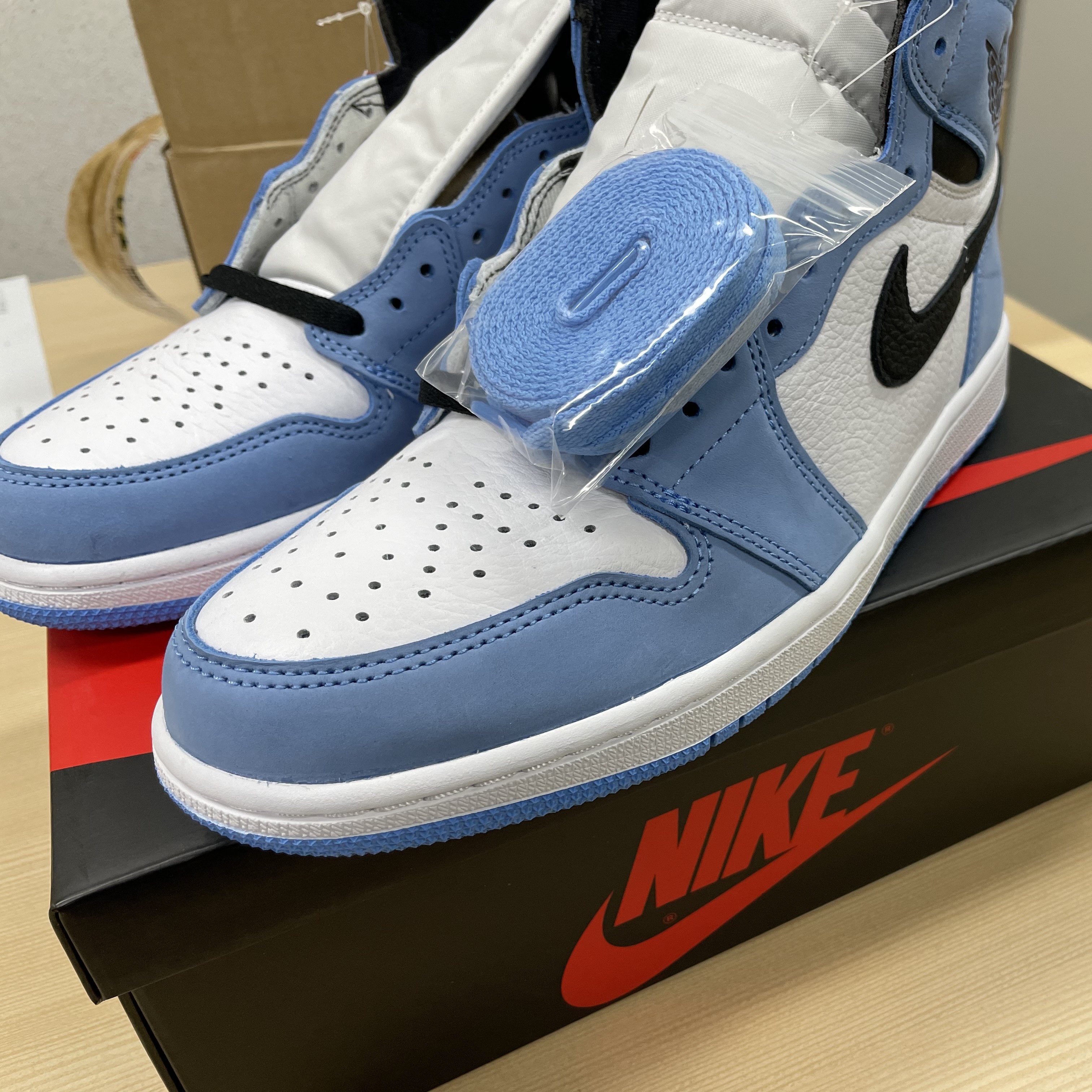 Jordan 1 Retro High OG University Blue 착용 스타일 - 2