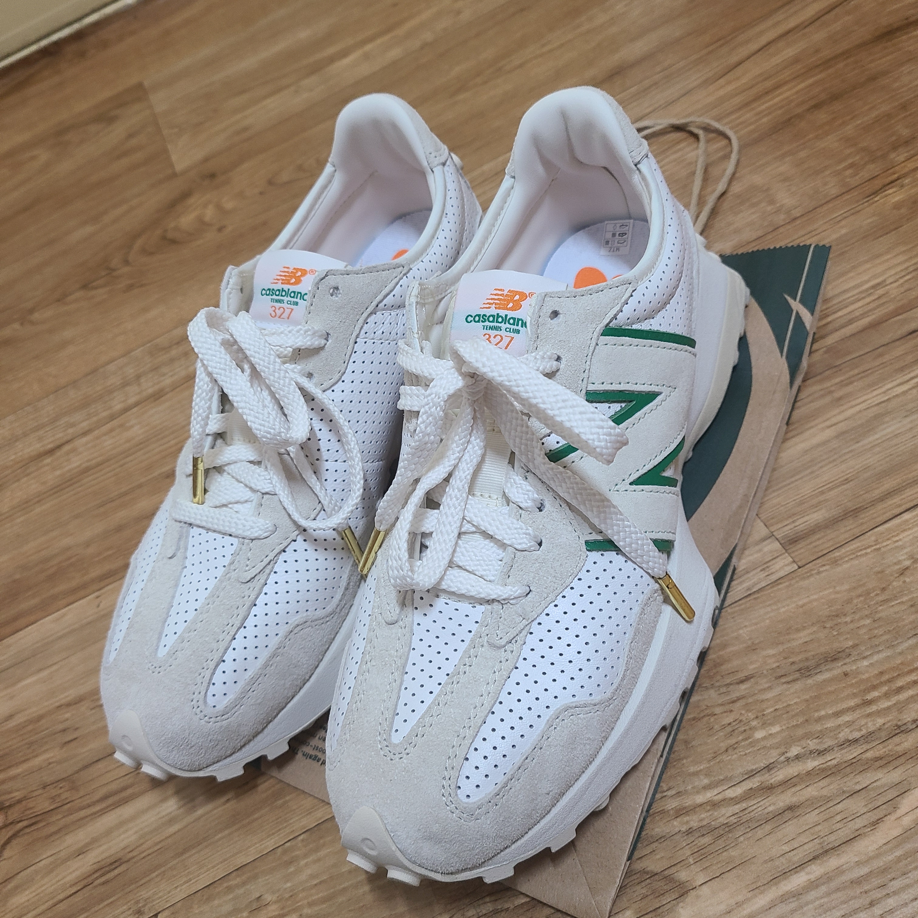 New Balance x Casablanca 327 Idealist Off White Green 착용 스타일 - 1