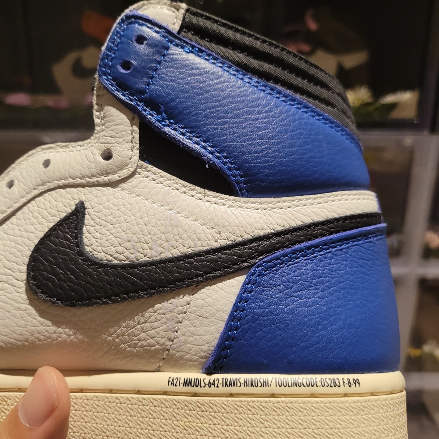 Jordan 1 x Travis Scott x Fragment Retro High OG SP Military Blue 착용 스타일 - 3
