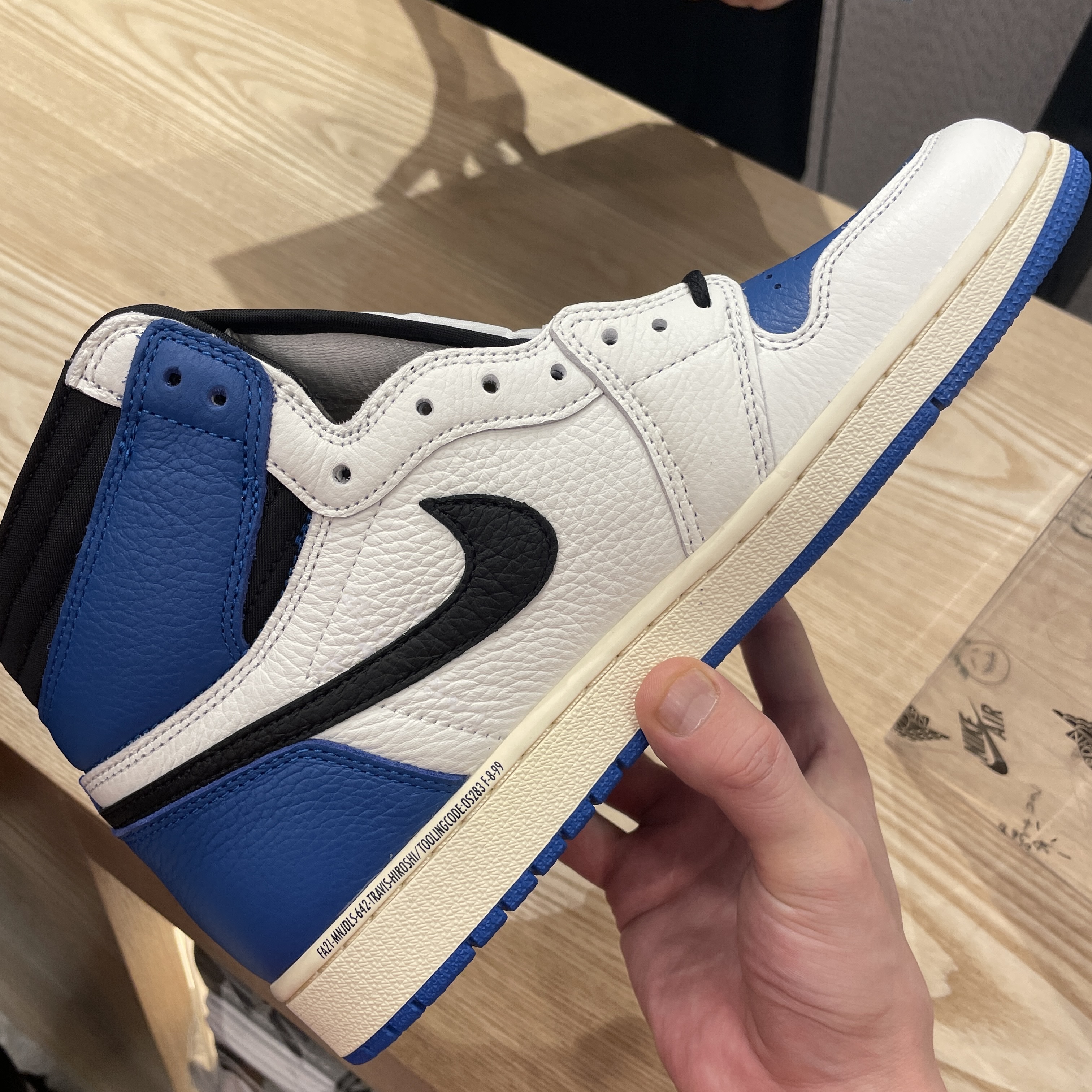 Jordan 1 x Travis Scott x Fragment Retro High OG SP Military Blue 착용 스타일 - 3
