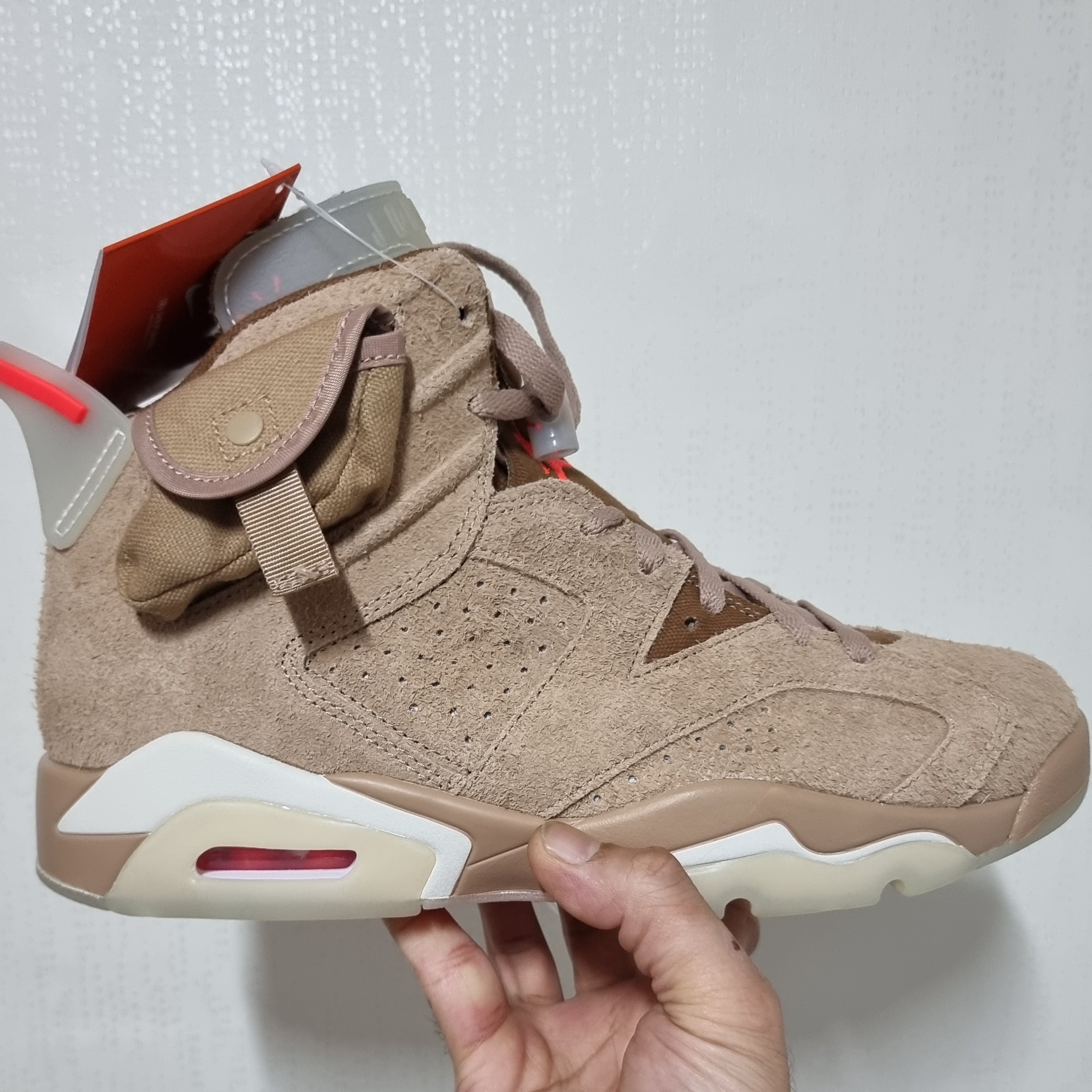 Jordan 6 x Travis Scott Retro SP British Khaki 착용 스타일 - 5