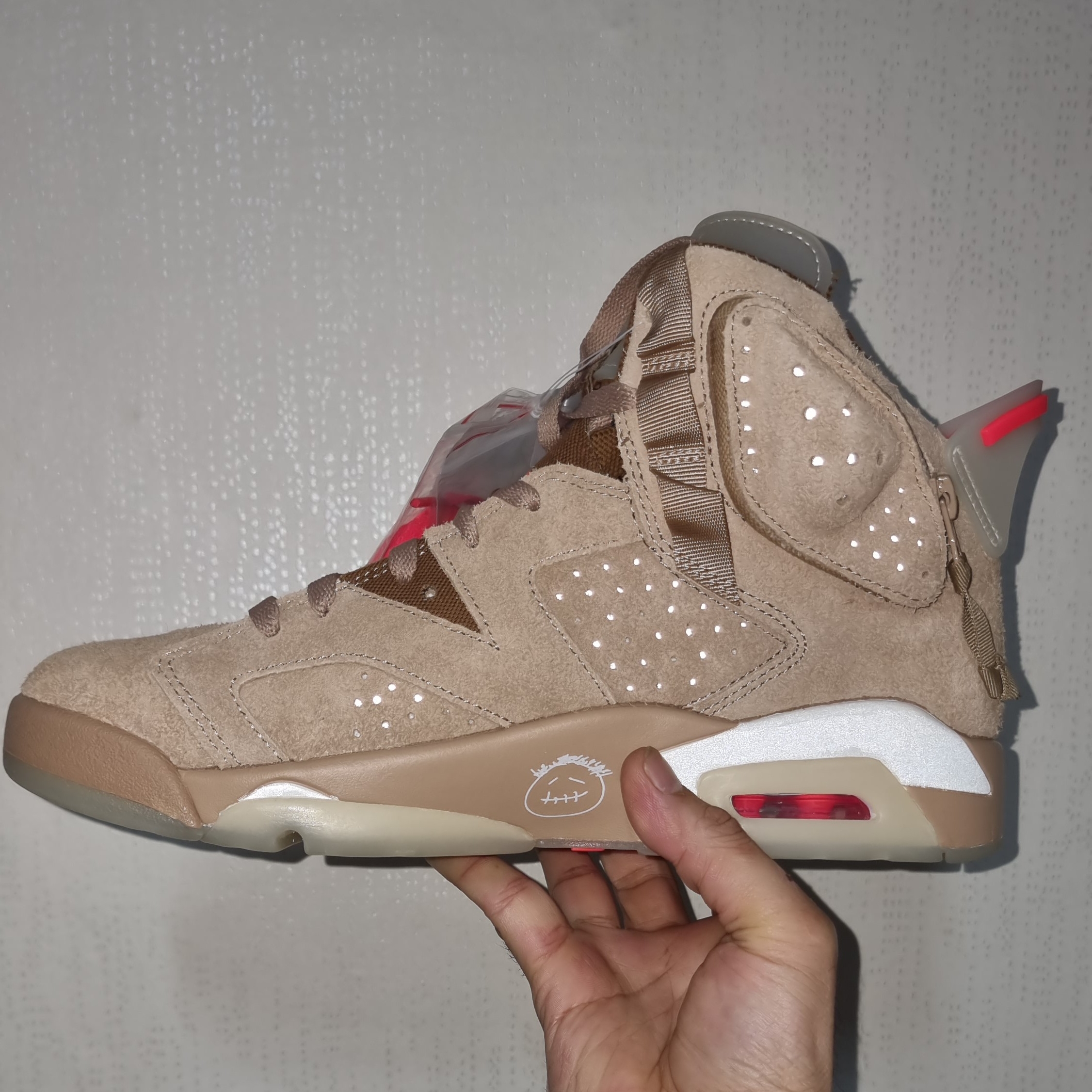 Jordan 6 x Travis Scott Retro SP British Khaki 착용 스타일 - 3