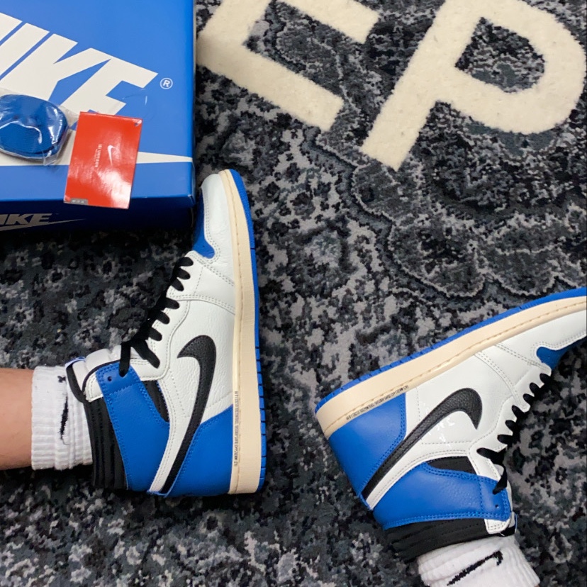 Jordan 1 x Travis Scott x Fragment Retro High OG SP Military Blue 착용 스타일 - 2