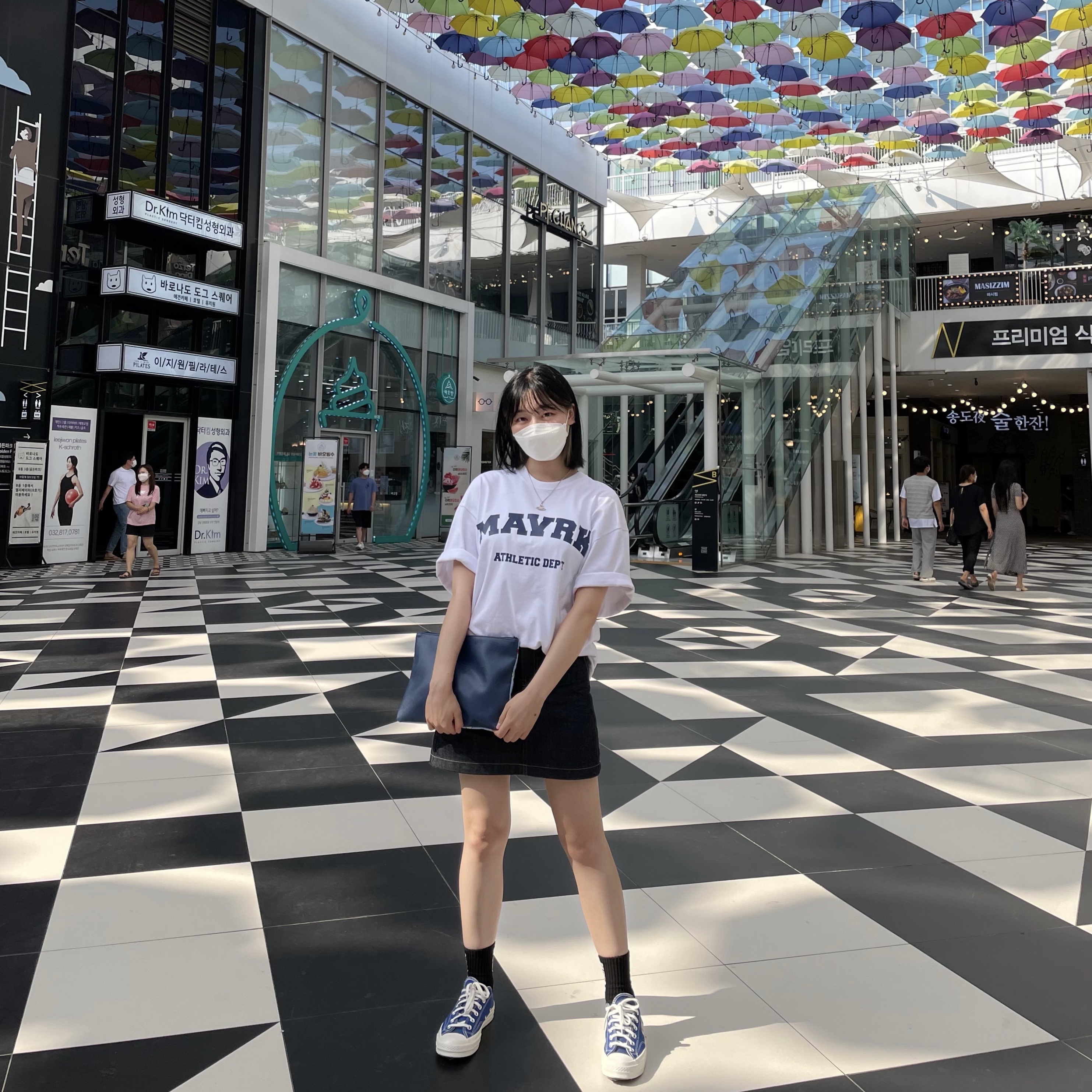 Converse x Play Comme des Garcons Chuck 70 Ox Blue Quartz 착용 스타일 - 2