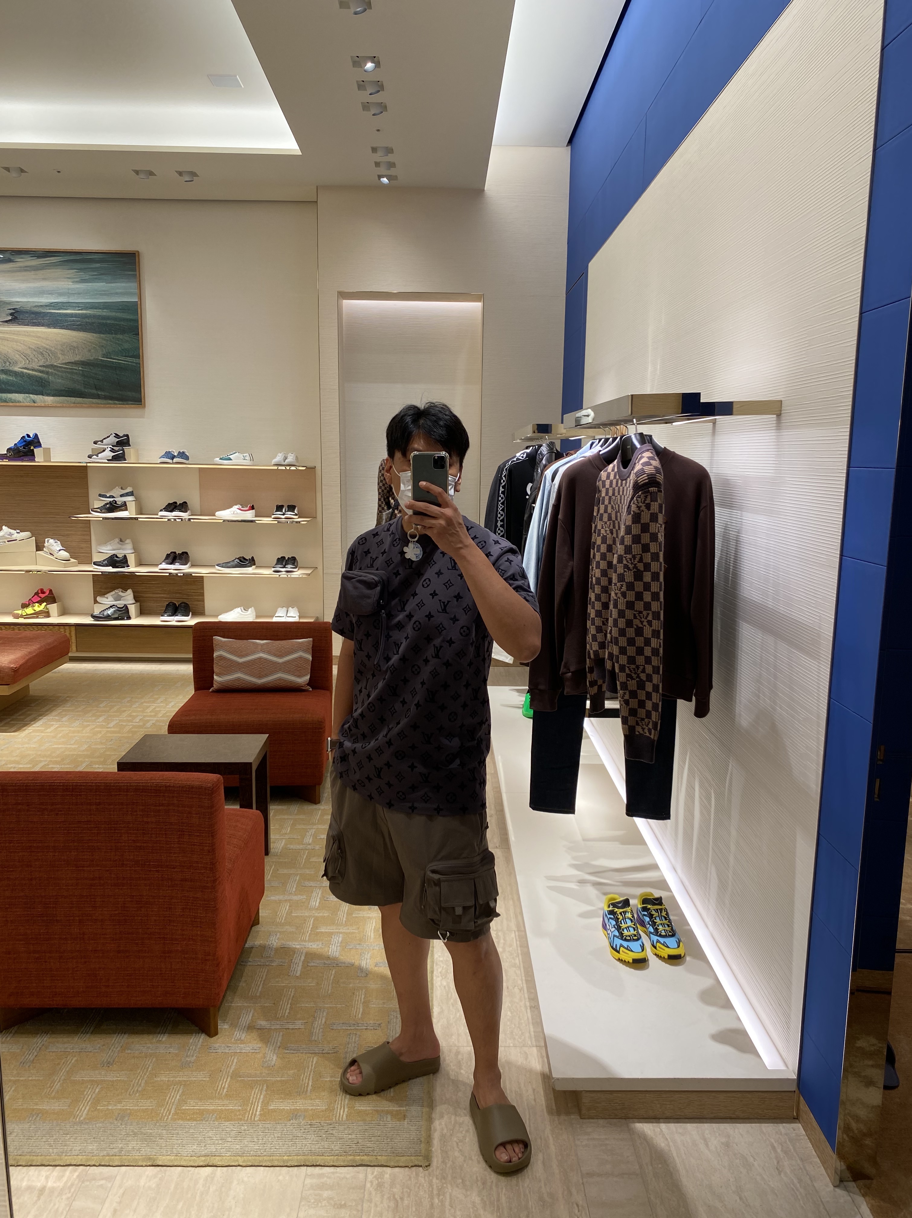 Adidas Yeezy Slide Earth Brown, Nike ACG Cargo Shorts Ironstone - Asia 착용 스타일