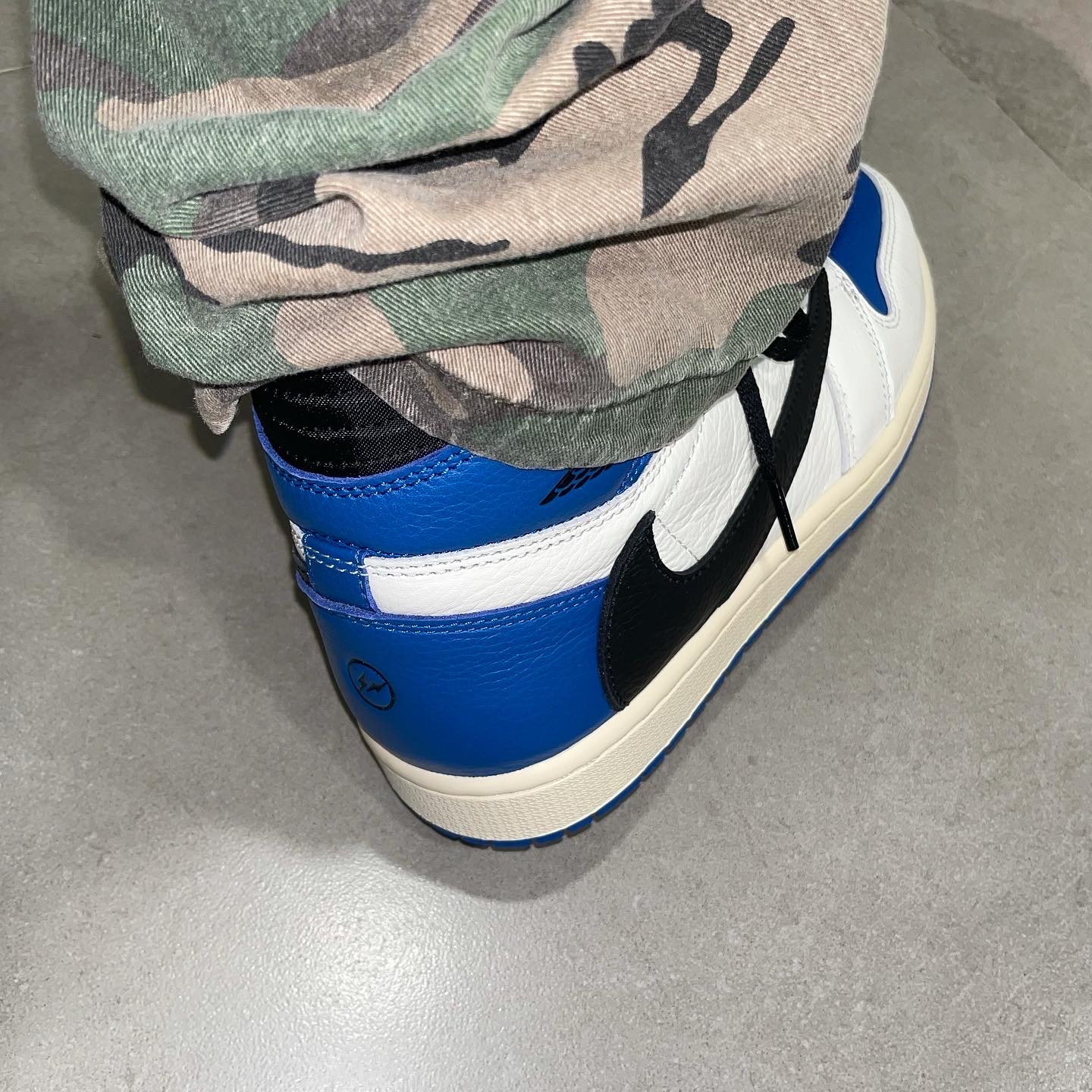 Jordan 1 x Travis Scott x Fragment Retro High OG SP Military Blue 착용 스타일 - 3