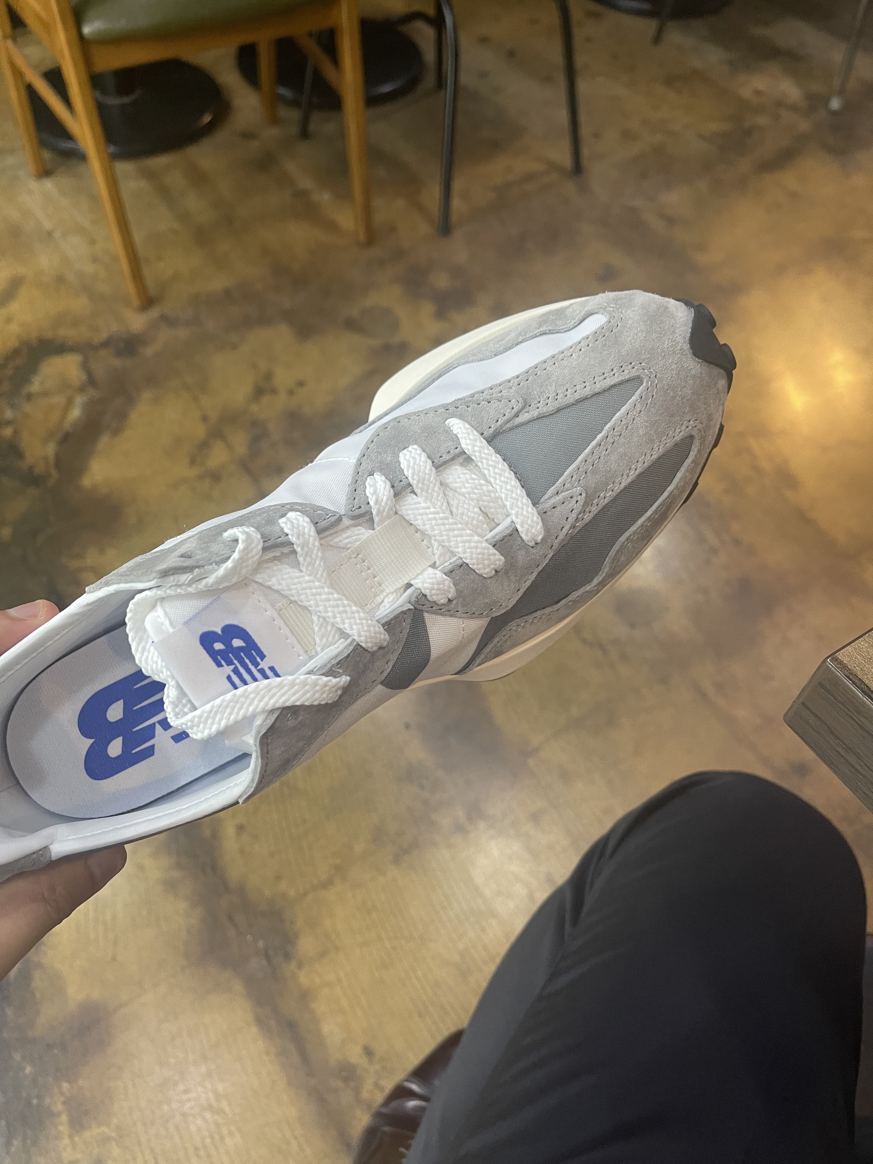 New Balance 327 Grey 착용 스타일 - 3