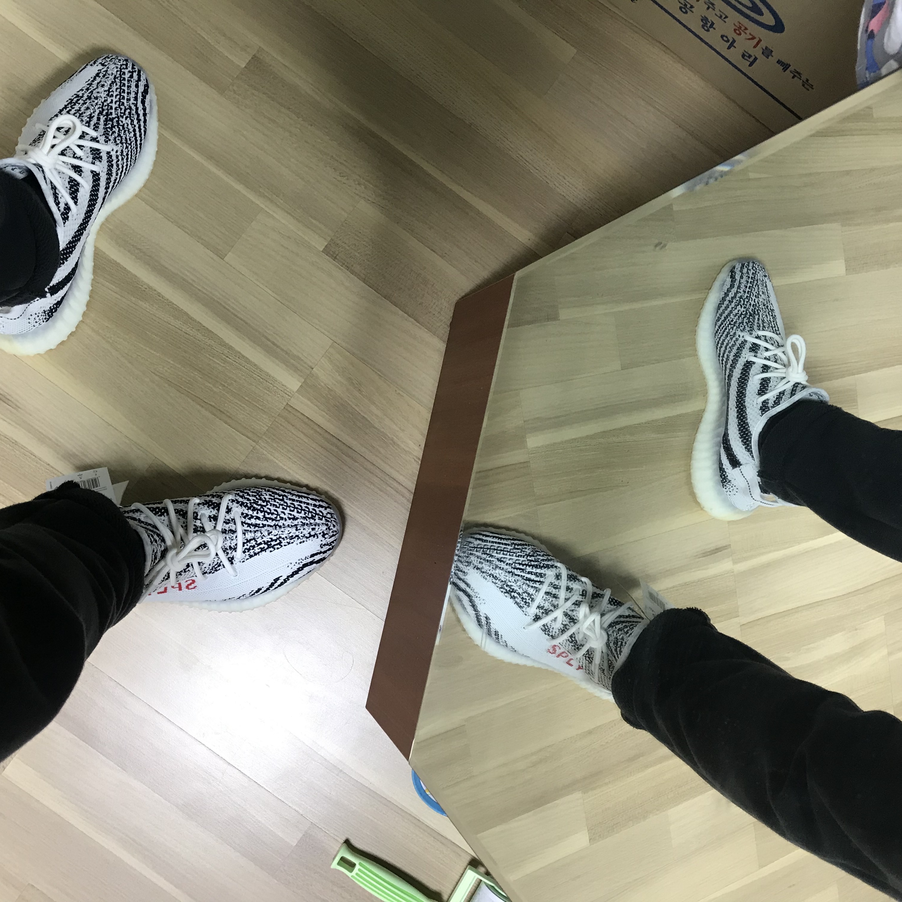 Adidas Yeezy Boost 350 V2 Zebra 2017/2019/2020 착용 스타일 - 5