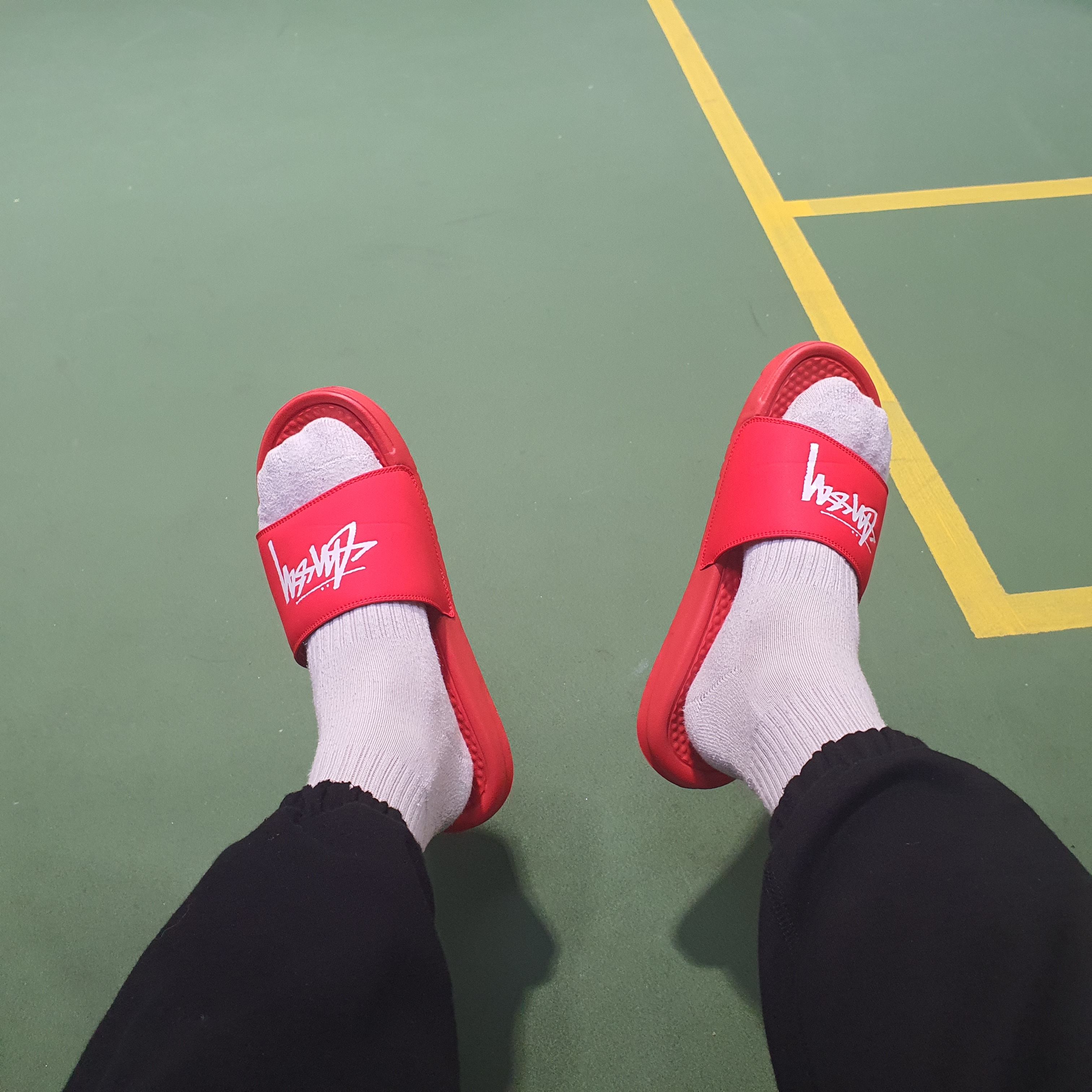 Nike x Stussy Benassi Slide Habanero Red 착용 스타일