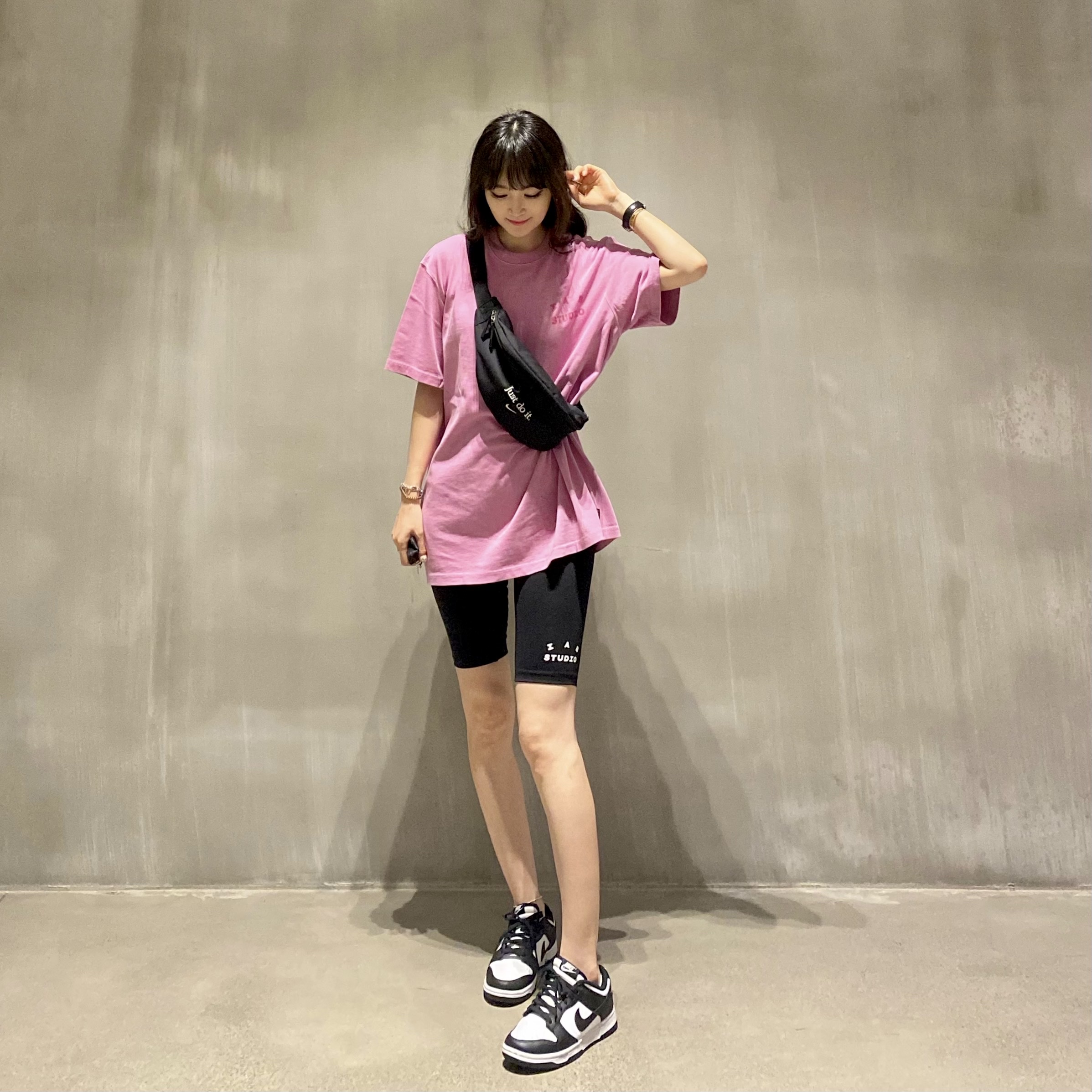IAB Studio Pigment T-Shirt Magenta, (W) IAB Studio Leggings Shorts Black 착용 스타일 - 1