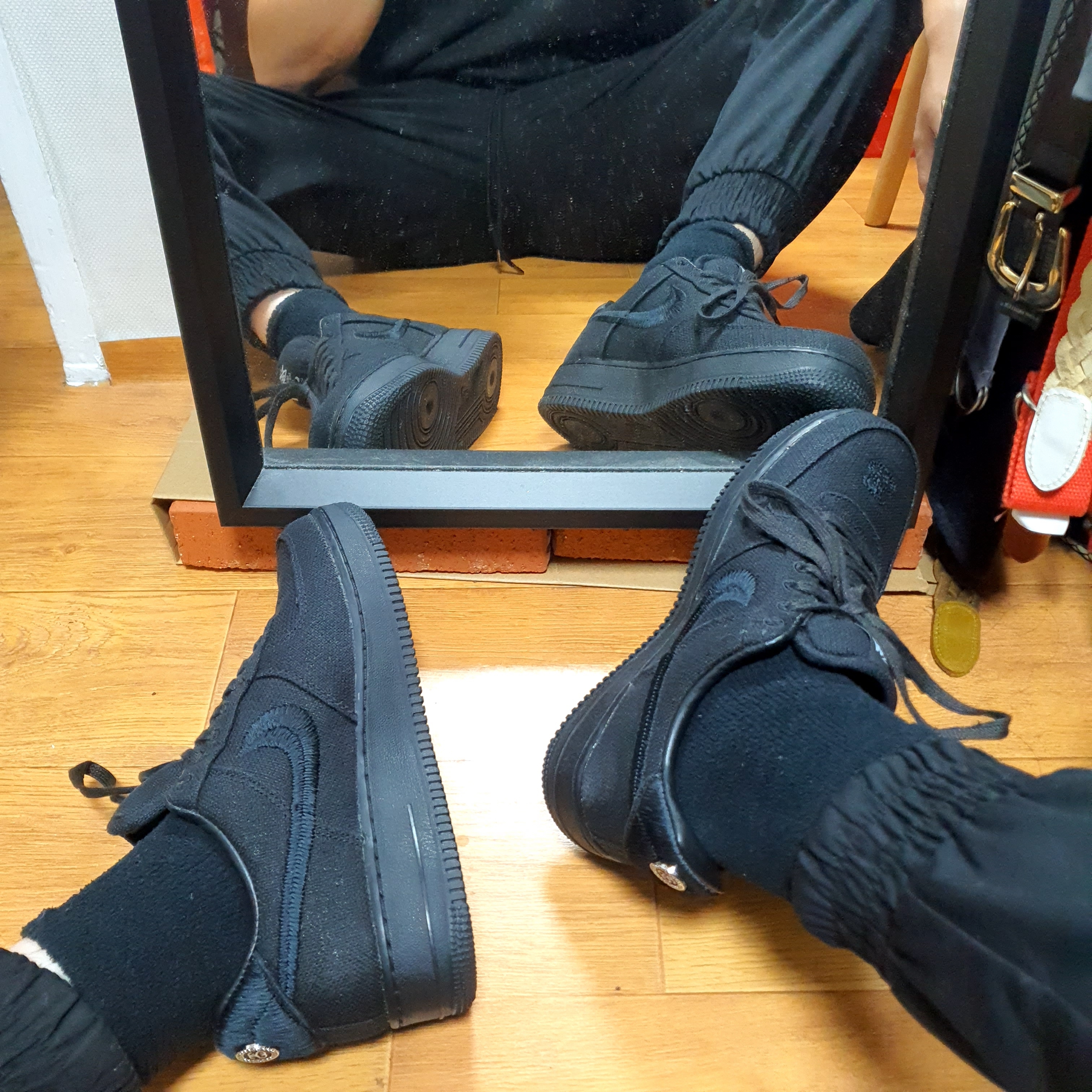 Nike x Stussy Air Force 1 Low Triple Black 착용 스타일