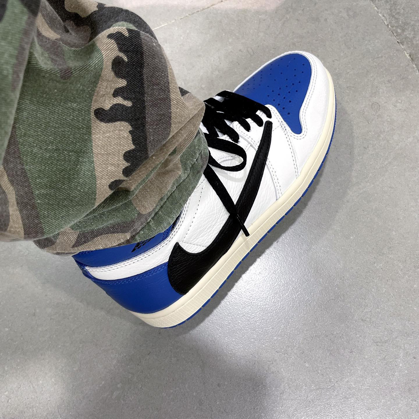 Jordan 1 x Travis Scott x Fragment Retro High OG SP Military Blue 착용 스타일 - 1