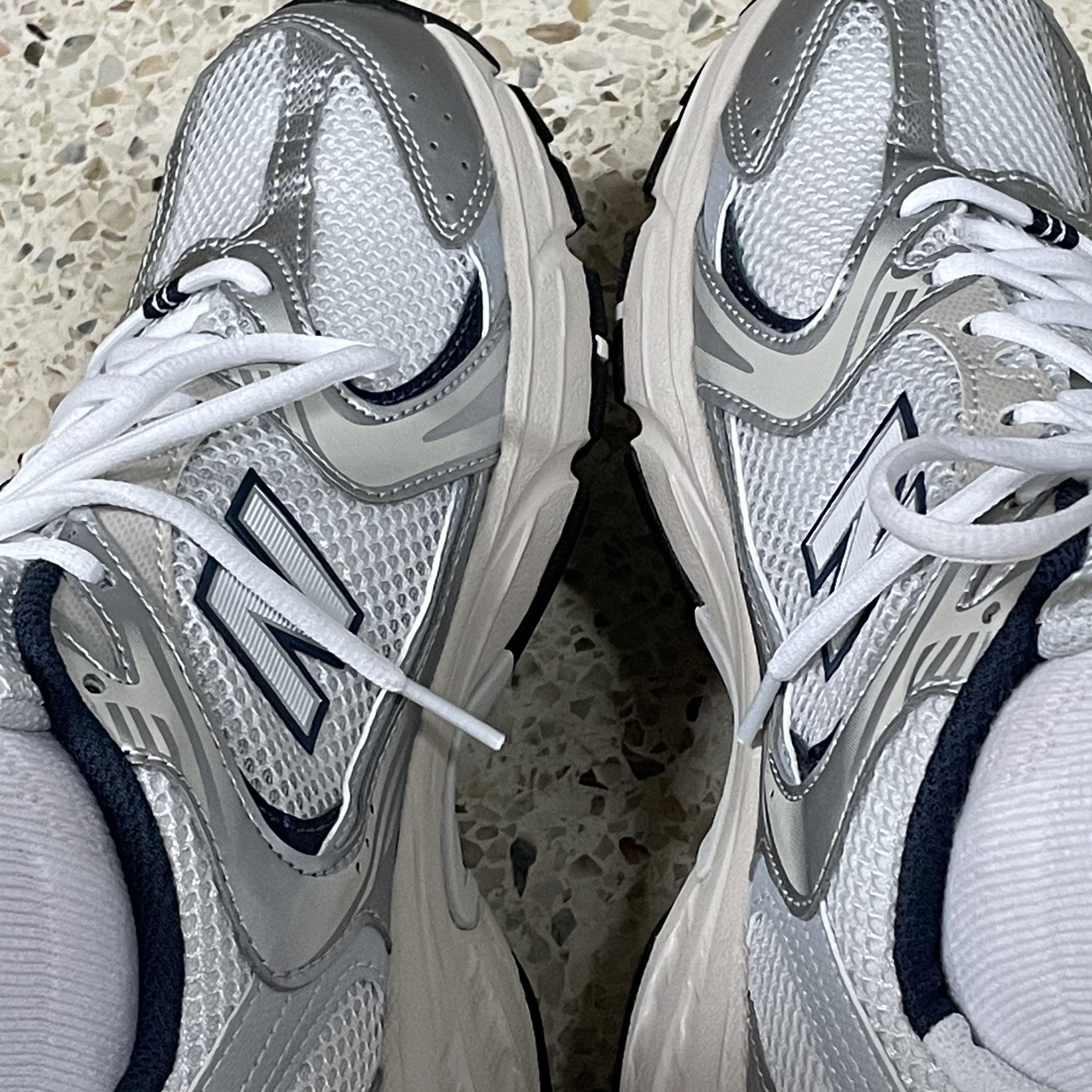 New Balance 530 Steel Grey 착용 스타일 - 3