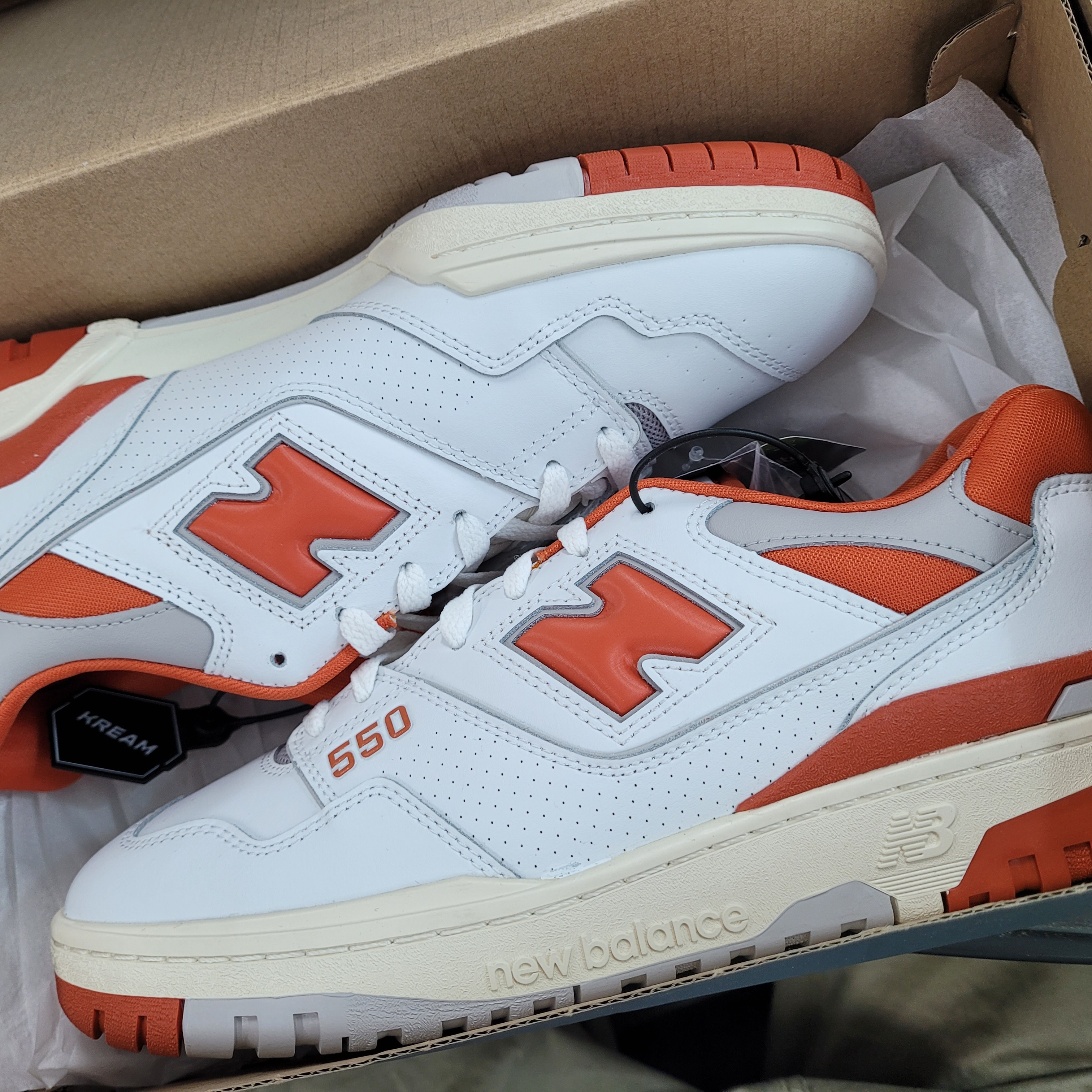 New Balance x Size? 550 College Pack Orange 착용 스타일 - 2